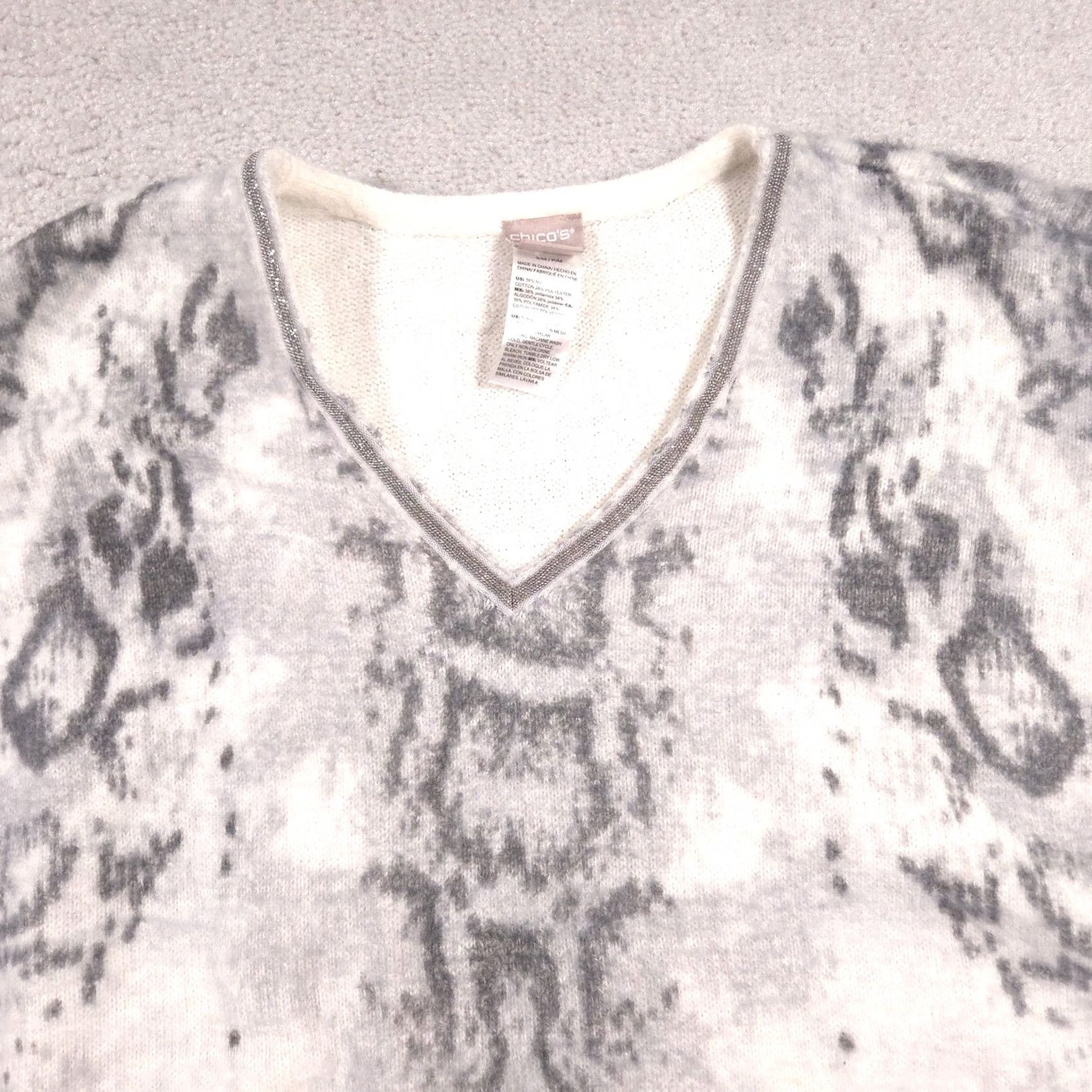 Vintage Chico's Sweater Womens S/M White Snake Print V Neck Dolman Pullover Short Sleeve Size S / US 4 / IT 40 - 2 Thumbnail
