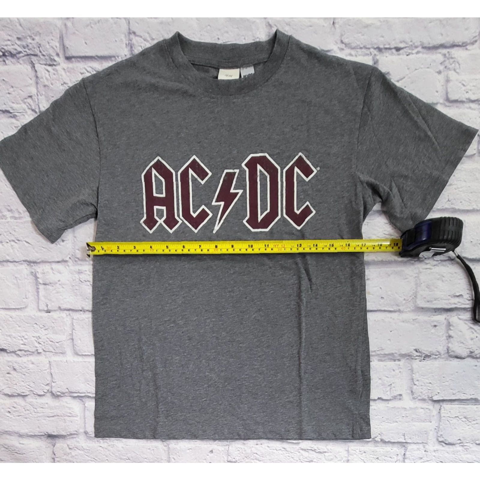 H&M **AC/DC Gray Men's Size XS Short Sleeve T-shirt EUC** User: AC/DC Gray Men's Size XS Short Sleeve T-shirt EUC Size US XS / EU 42 / 0 - 3 Thumbnail