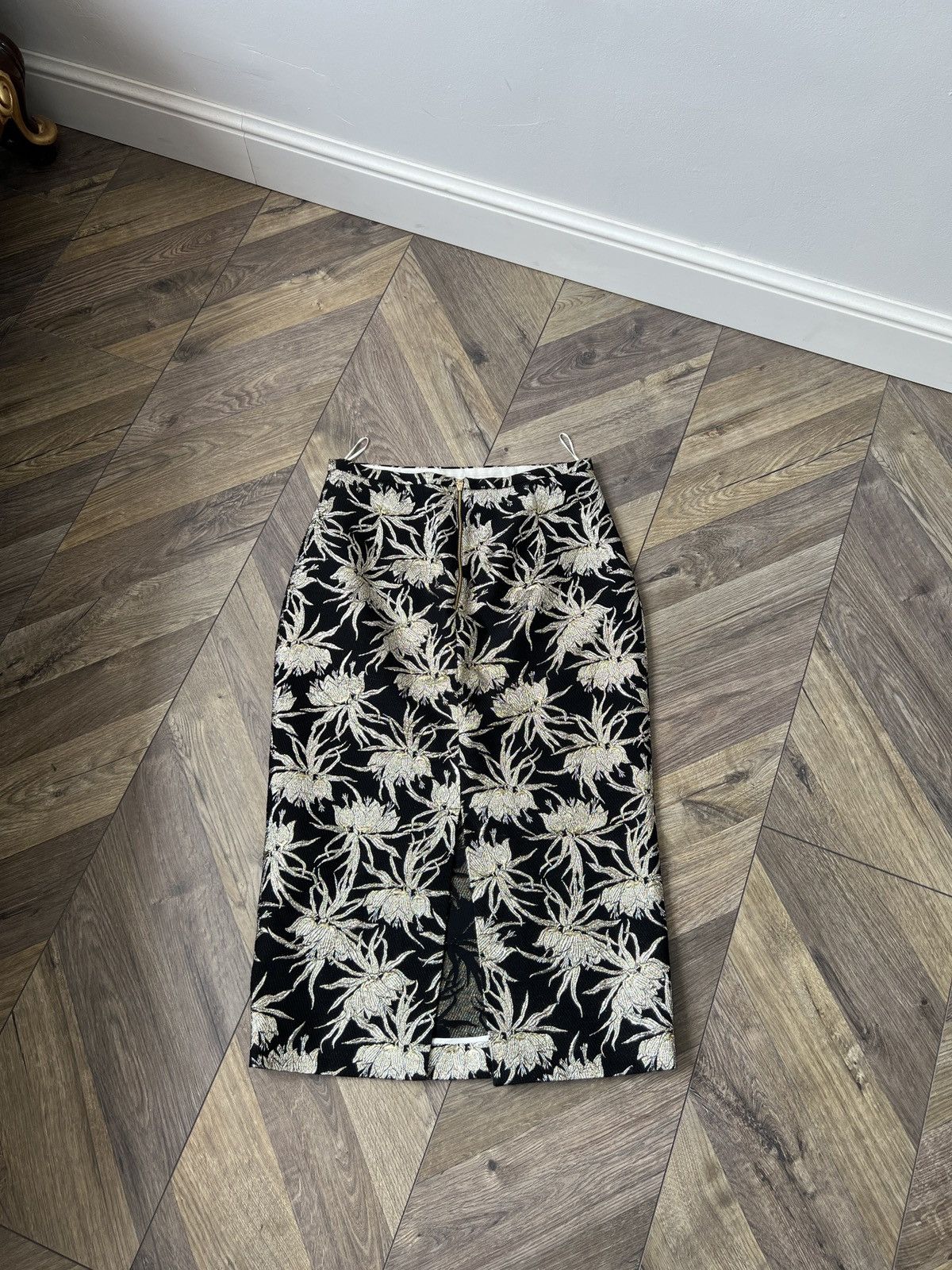 Designer × Rochas × Vintage Vintage Rochas Floral Embroidered Pencil Skirt – Black &Gold Size 28" / US 6 / IT 42 - 6 Thumbnail