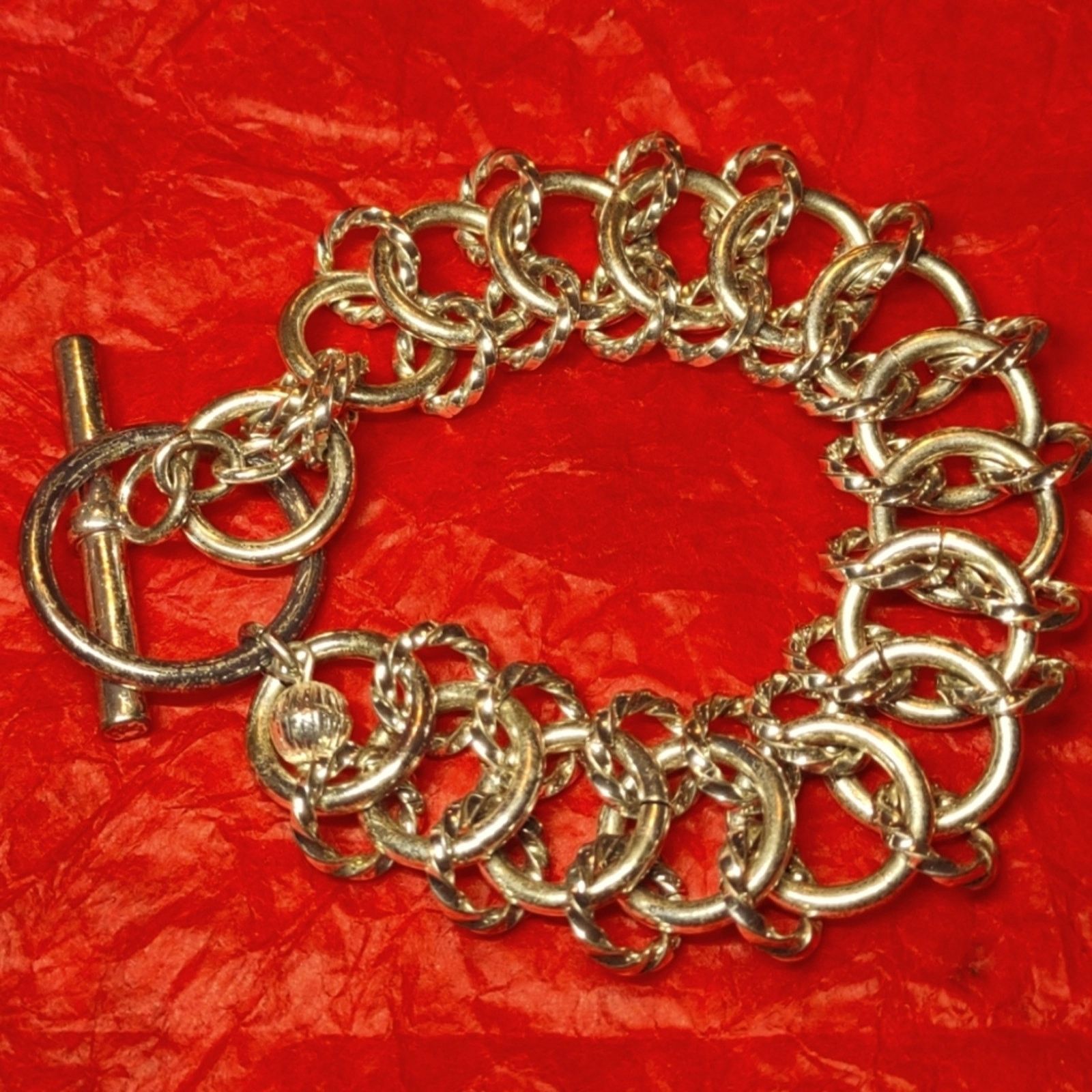 Vintage Exquisitely beautiful is this very lovely infinity bracelet Size ONE SIZE - 1 Preview