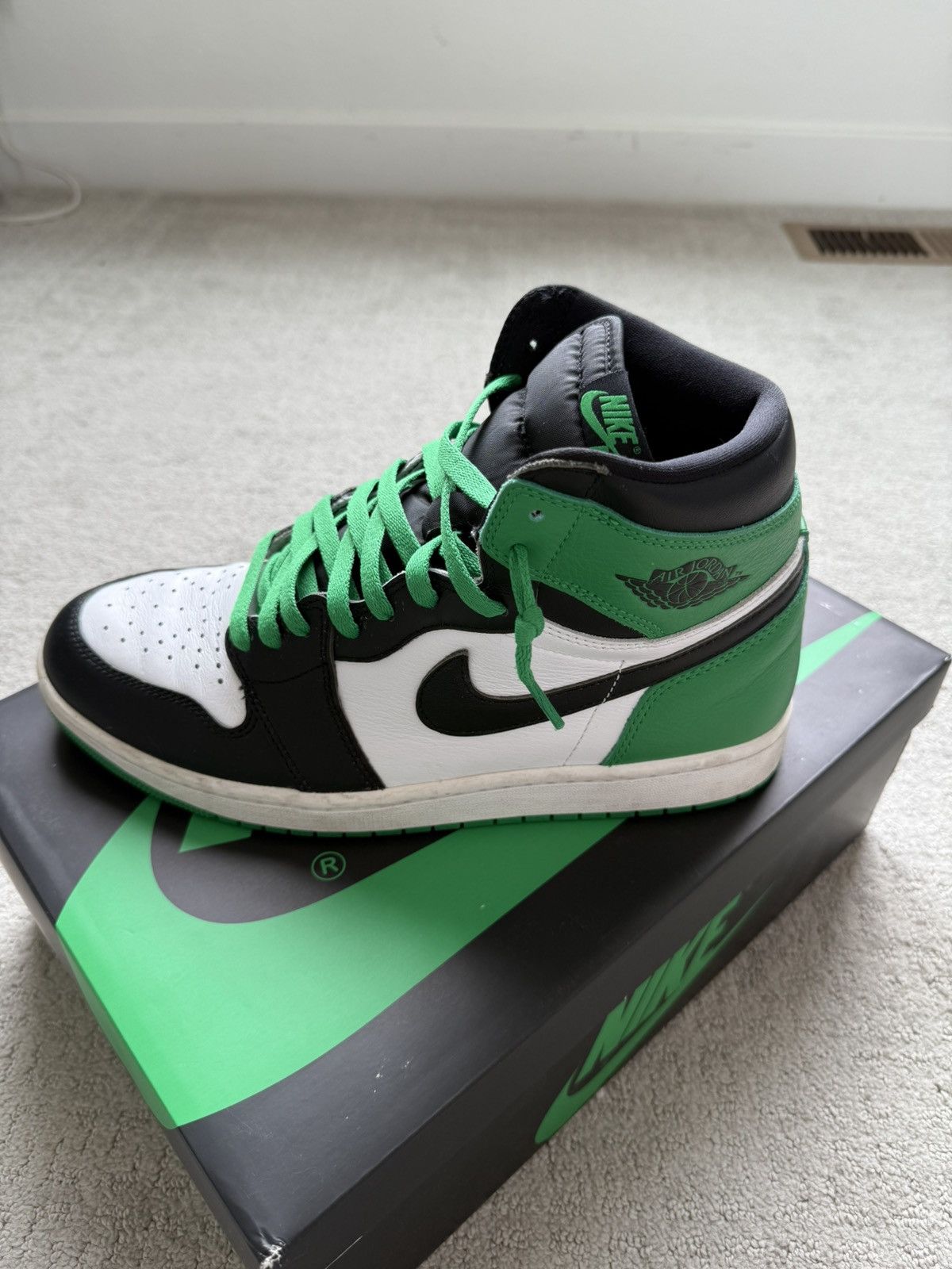 Nike Jordan 1 Retro High OG Lucky Green - US Mens Size 11 Size US 11 / EU 44 - 2 Thumbnail