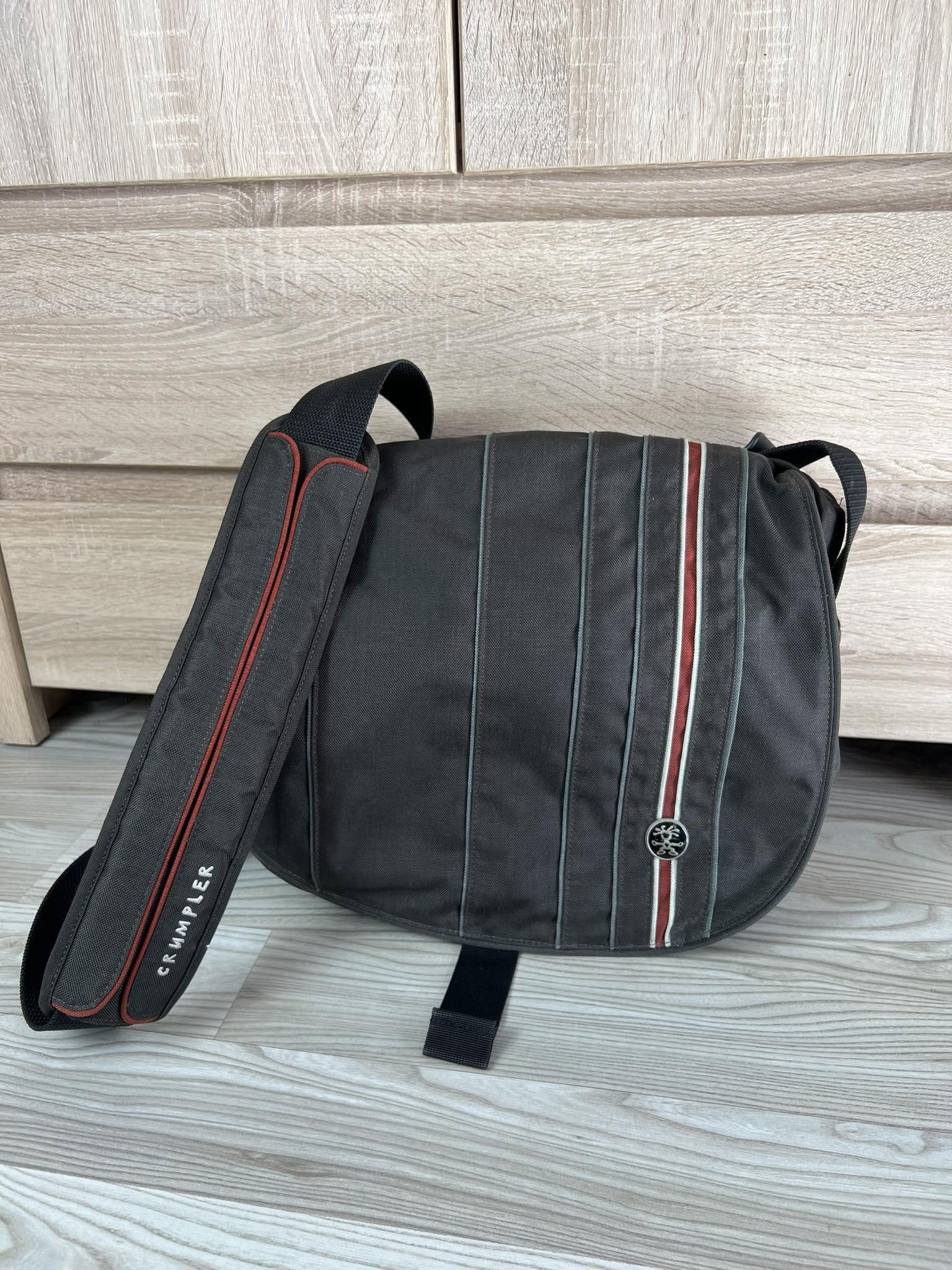Crumpler Dinky Di Messenger Laptop Big Bag in Brown, Men's