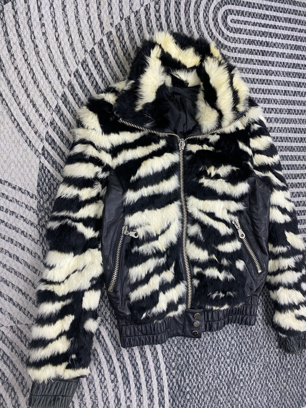Japanese Brand Vintage Japanese Fashion Zebra Faux Fur Biker Cropped Jacket Size S / US 4 / IT 40 - 4 Thumbnail