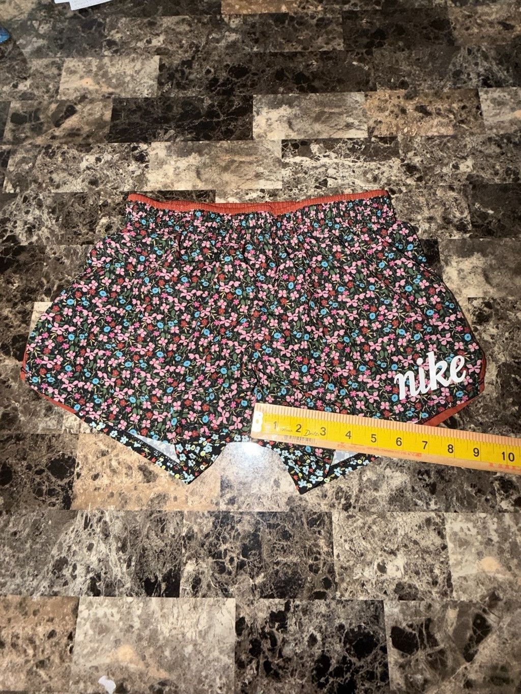 Nike NIKE 10k WOMENS LINED SHORT 3.5” FLORAL SIZE SMALL Size 27" / US 4 / IT 40 - 3 Thumbnail