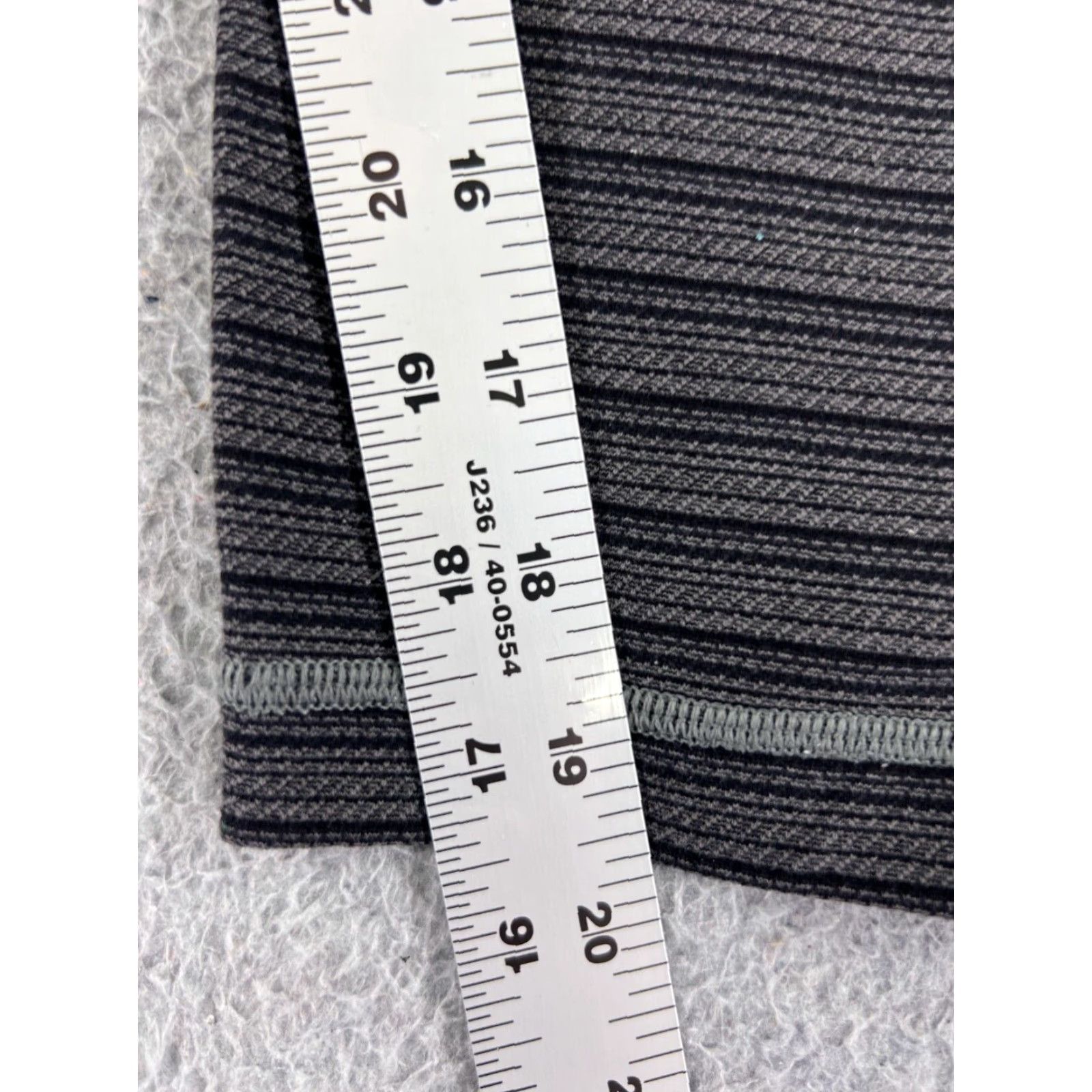 Lululemon LULULEMON Women's 6 Gray Wunder Under Crop II Textured Stripe Yoga Pants Luxtreme Athleisure Size 28" / US 6 / IT 42 - 6 Thumbnail