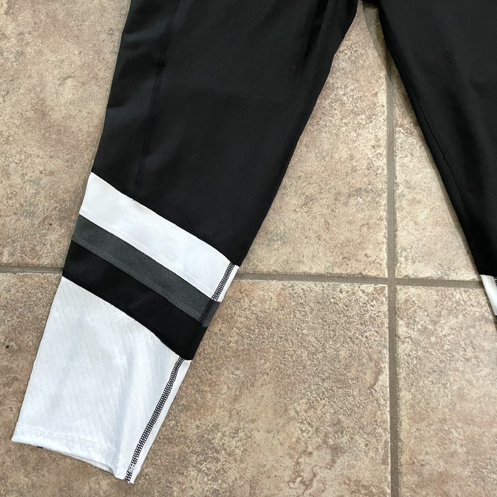 Vintage DSG Performance Black Stretchy Workout Pants Women XL 32x24 Compression Activewear Pants Womens Size 40" / US 18 - 3 Thumbnail
