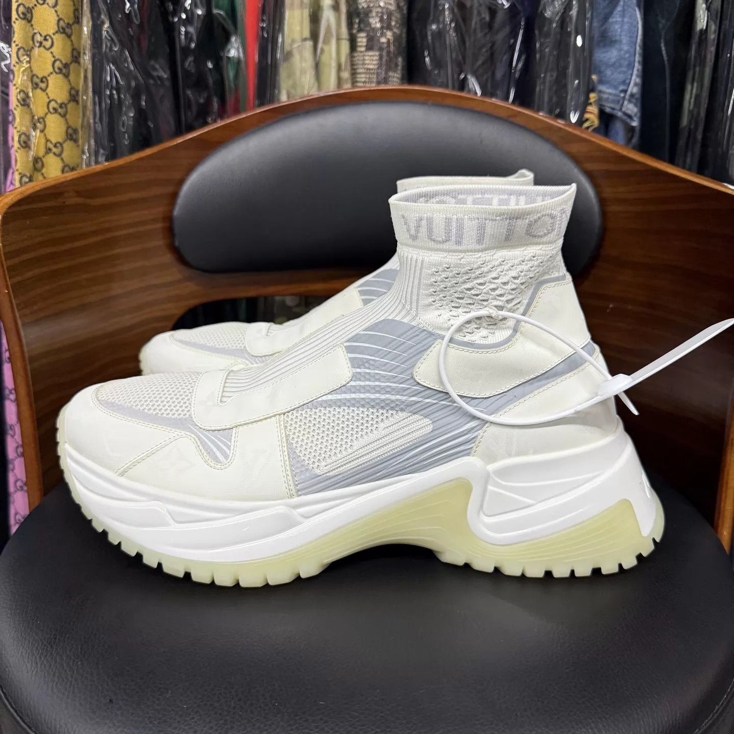Louis Vuitton LV Run Away Monogram White 7.5US/41.5EU Size US 8.5 / EU 41-42 - 6 Thumbnail