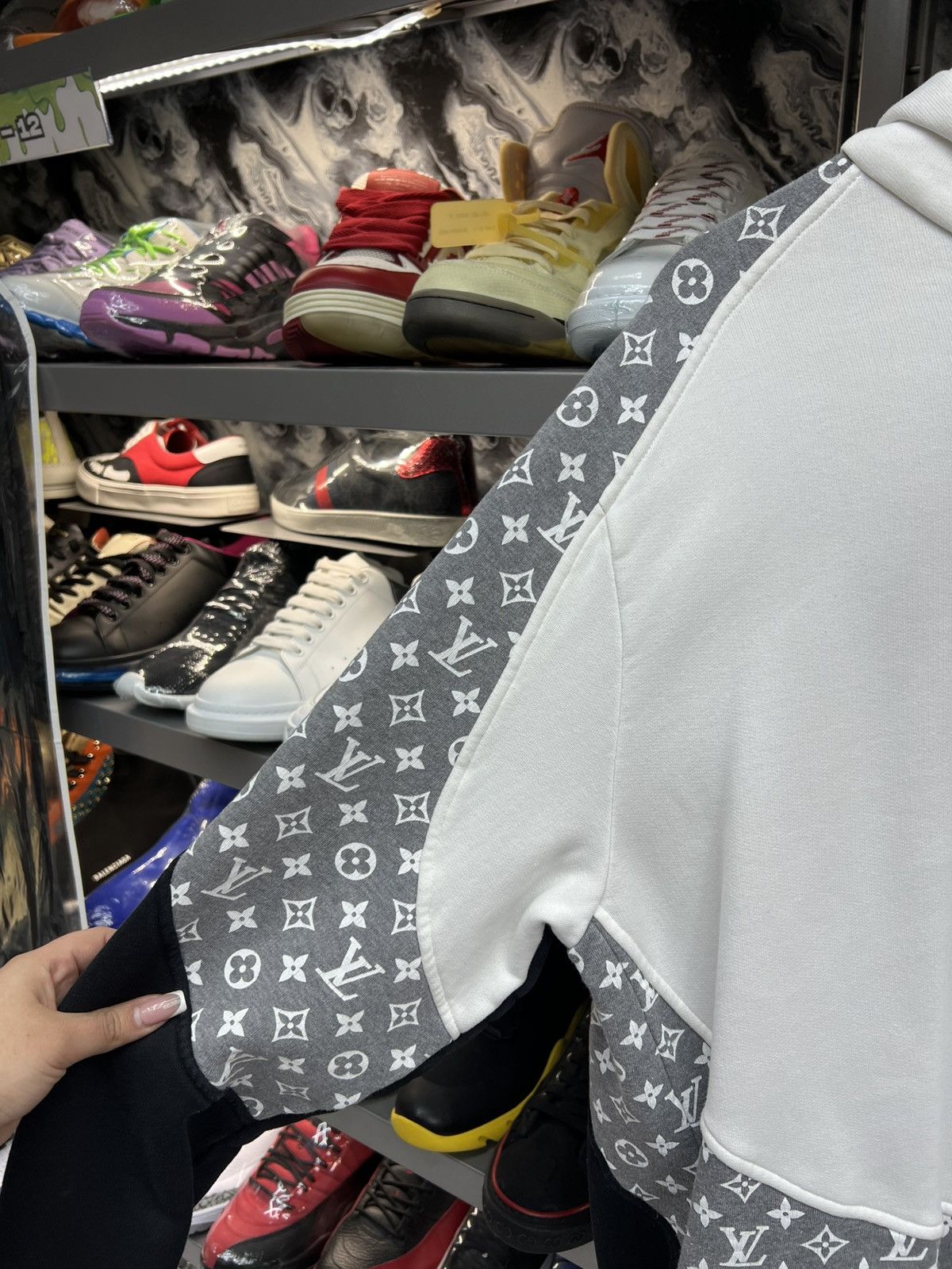Louis Vuitton Louis Vuitton White/Grey/Black Circle Hoodie Size US XL / EU 56 / 4 - 4 Thumbnail