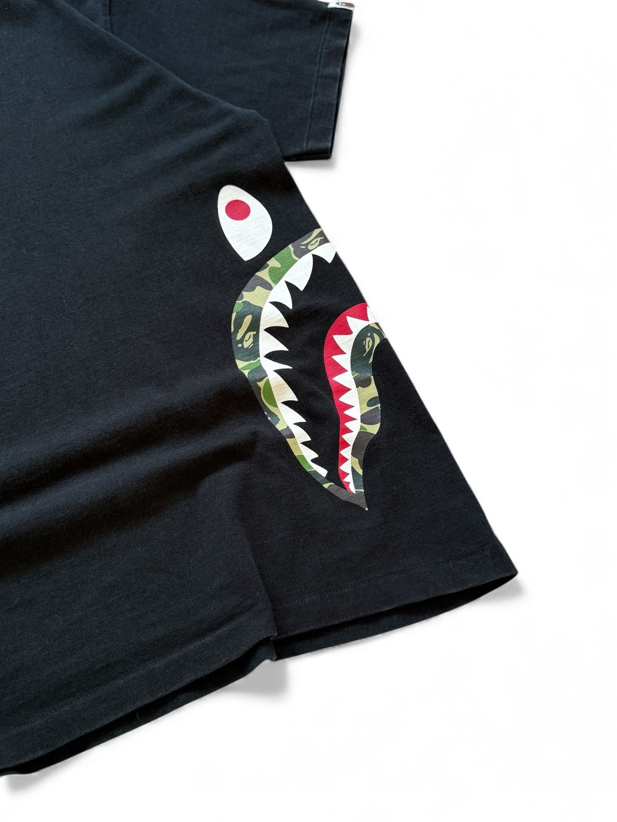 Bape Bape Camo Side Shark Graphic T-Shirt Size US L / EU 52-54 / 3 - 2 Thumbnail