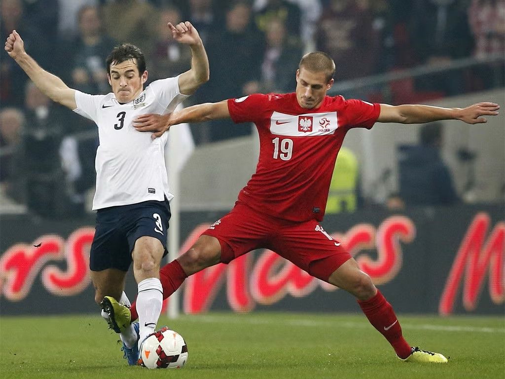 Vintage ENGLAND NIKE 2012/2013 FOOTBALL HOME SHORTS #3 COLE, BAINES Size US 36 / EU 52 - 9 Thumbnail