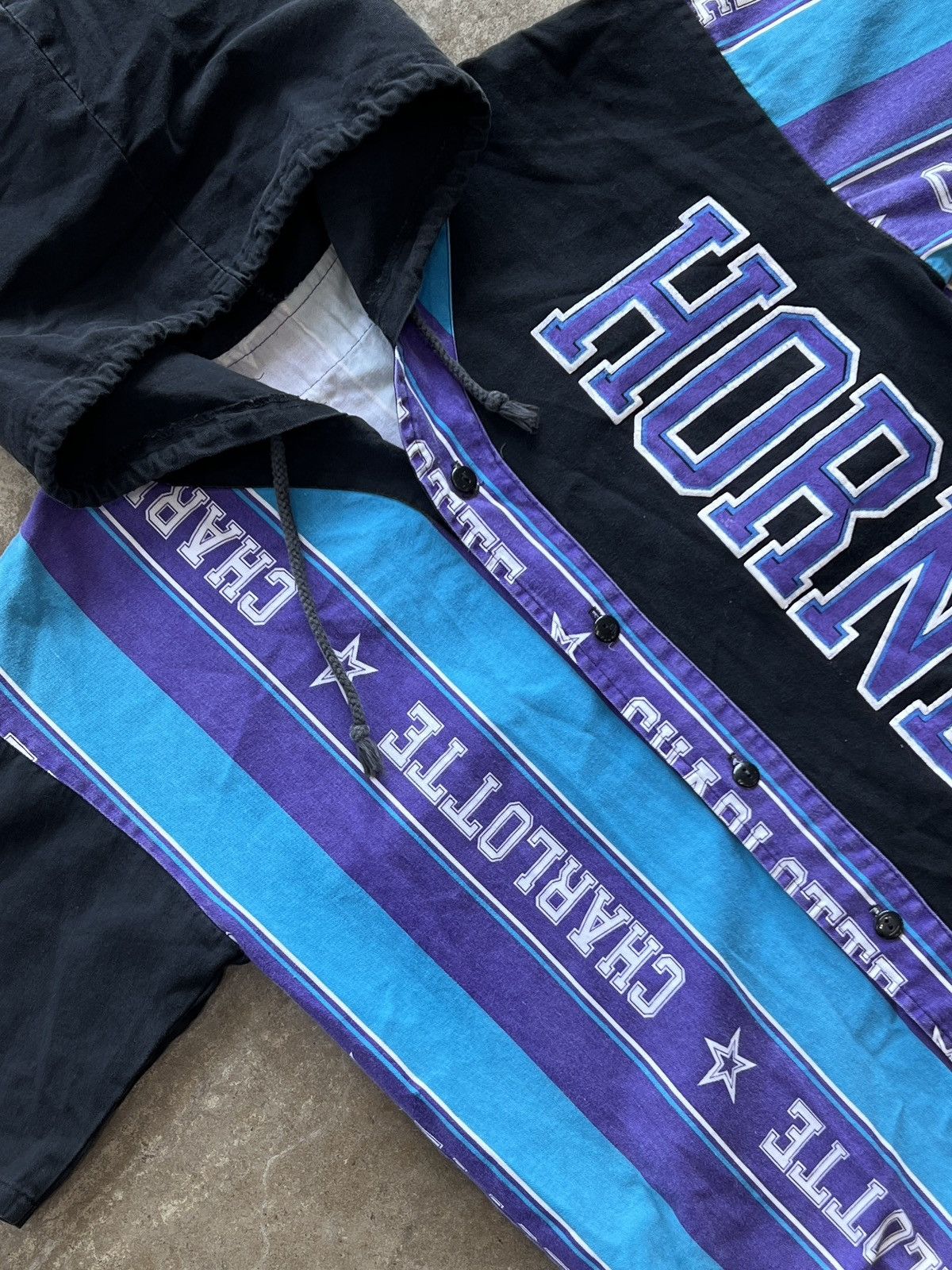 NBA Vintage 90s Charlotte Hornets Hooded Shirt Medium Size US M / EU 48-50 / 2 - 1 Thumbnail