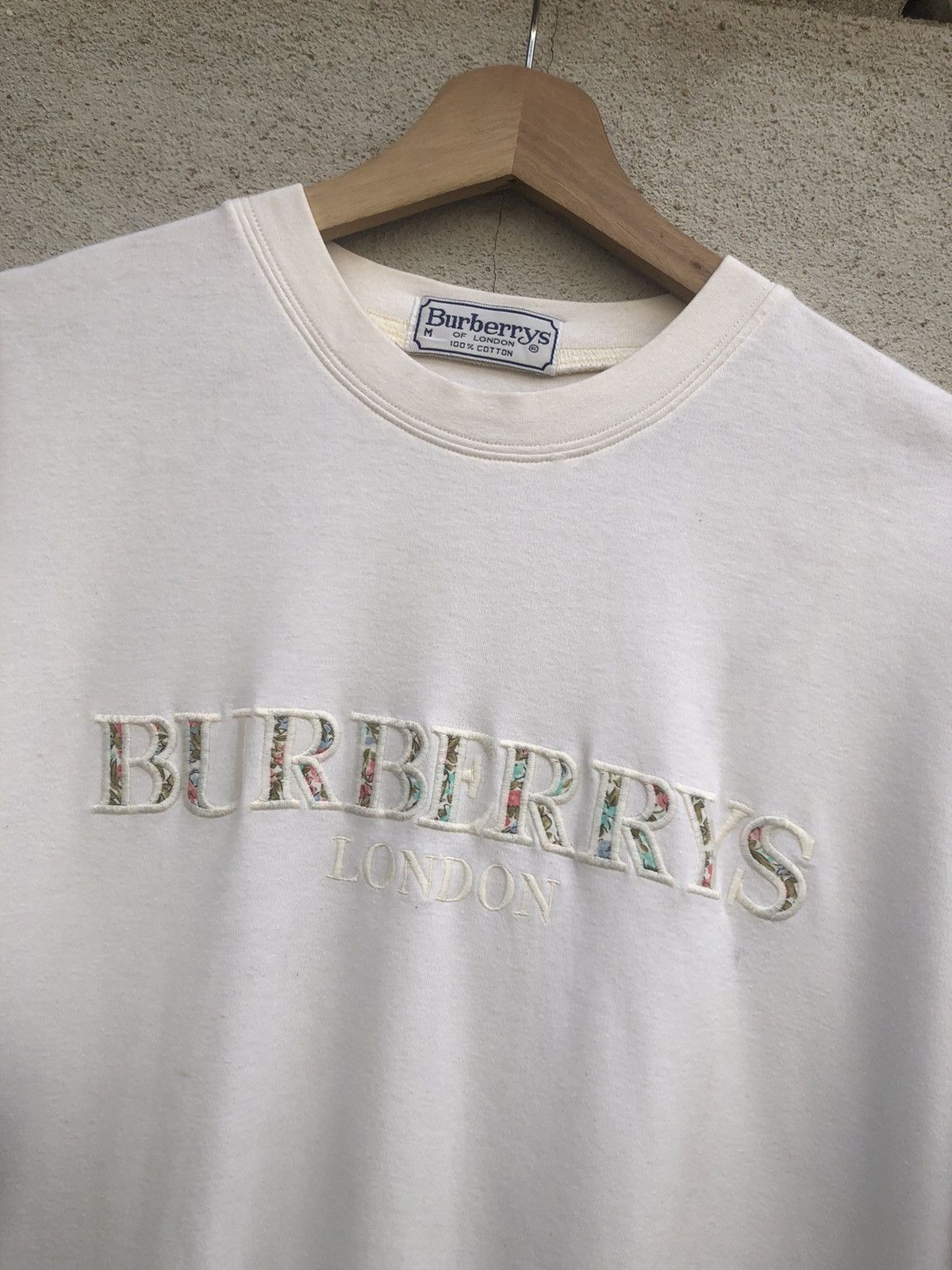 Burberry × Vintage Vintage Burberrys Flora SpellOut Tshirt Size US L / EU 52-54 / 3 - 1 Thumbnail