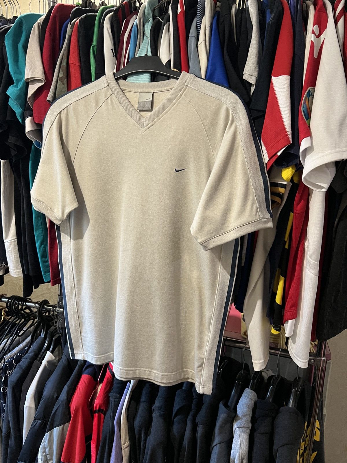 Nike 2002/2003 VINTAGE NIKE BEIGE V NECK HEAWY WEIGHT T SHIRT Size US L / EU 52-54 / 3 - 2 Thumbnail