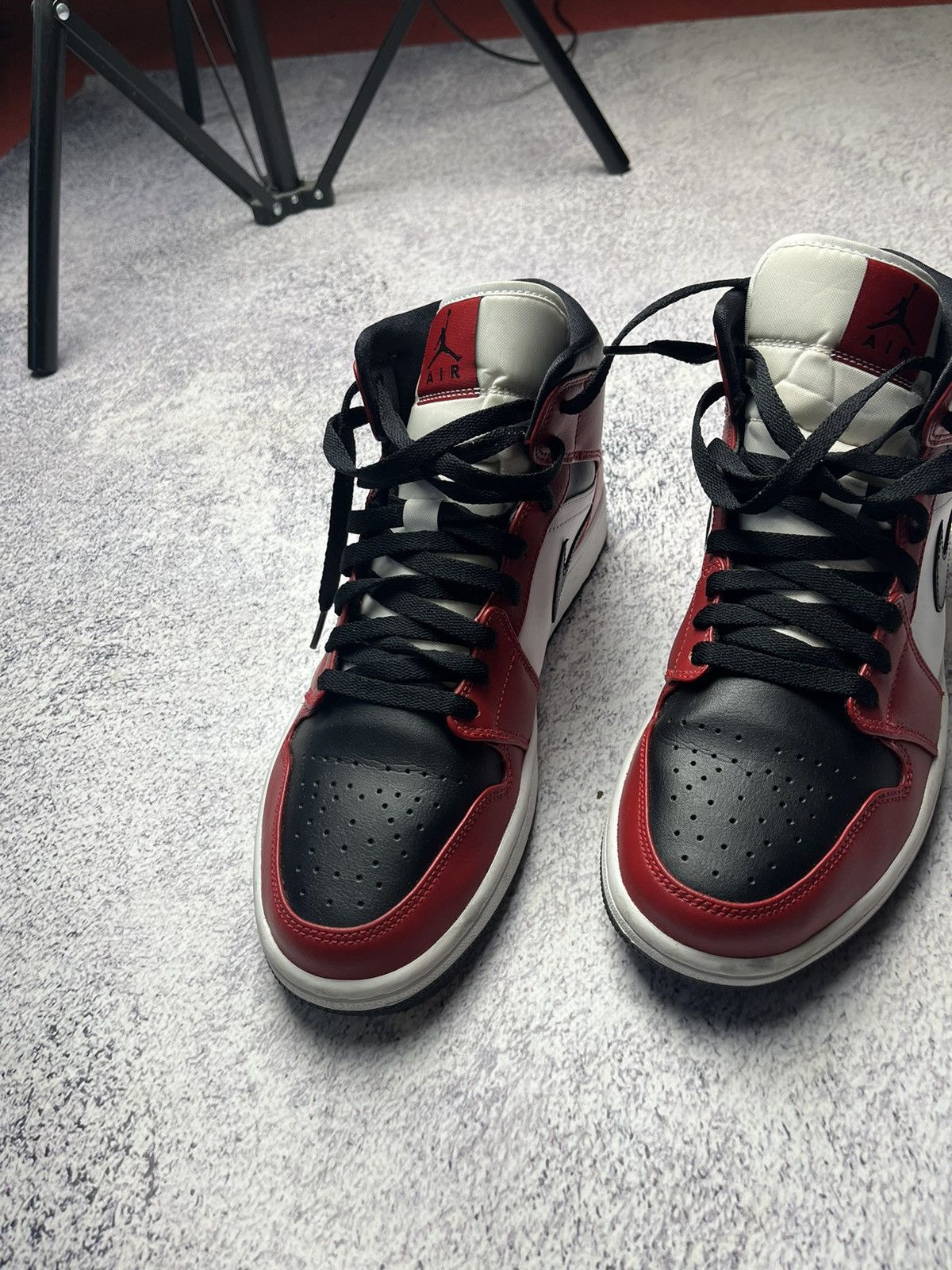 Jordan Brand Vintage Sneakers JORDAN 1 MID CHICAGO TOE Nike Size US 8.5 / EU 41-42 - 17 Thumbnail