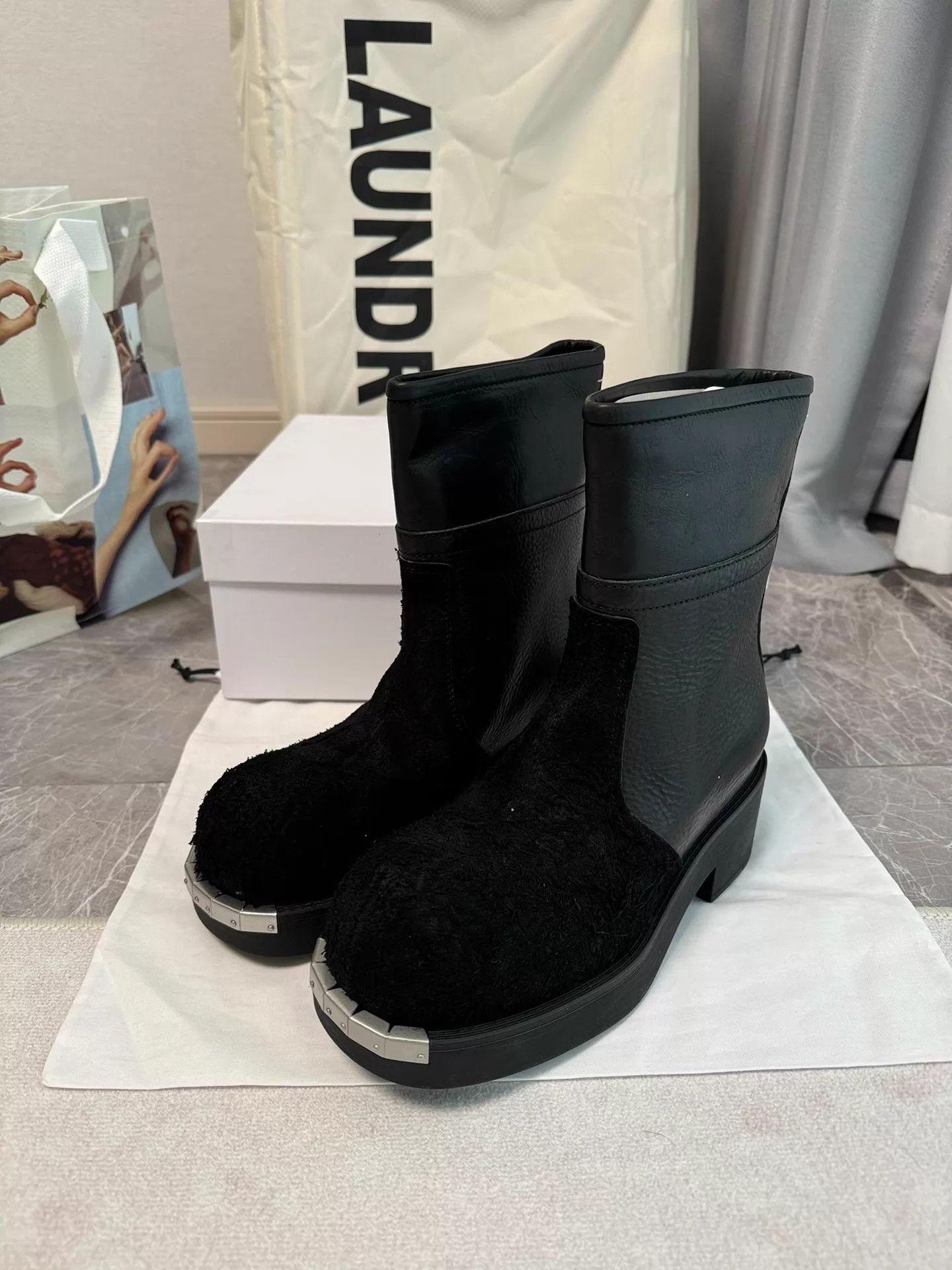 MM6 MM6 Maison Margiela Distressed Toe Mickey Head Fur Boot Size US 7.5 / IT 37.5 - 8 Thumbnail