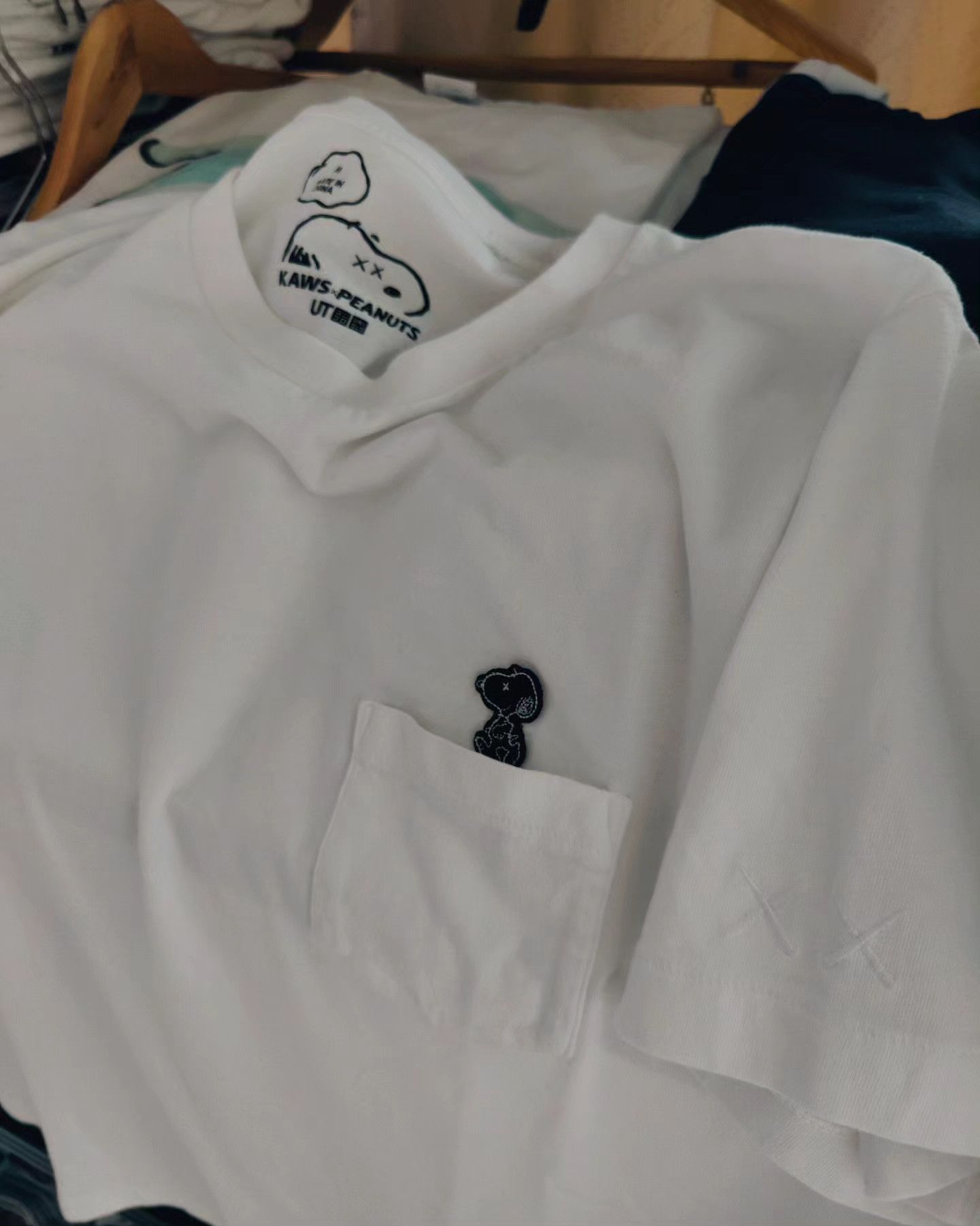 Peanuts × Uniqlo KAWS x Peanuts X X Size US M / EU 48-50 / 2 - 2 Thumbnail