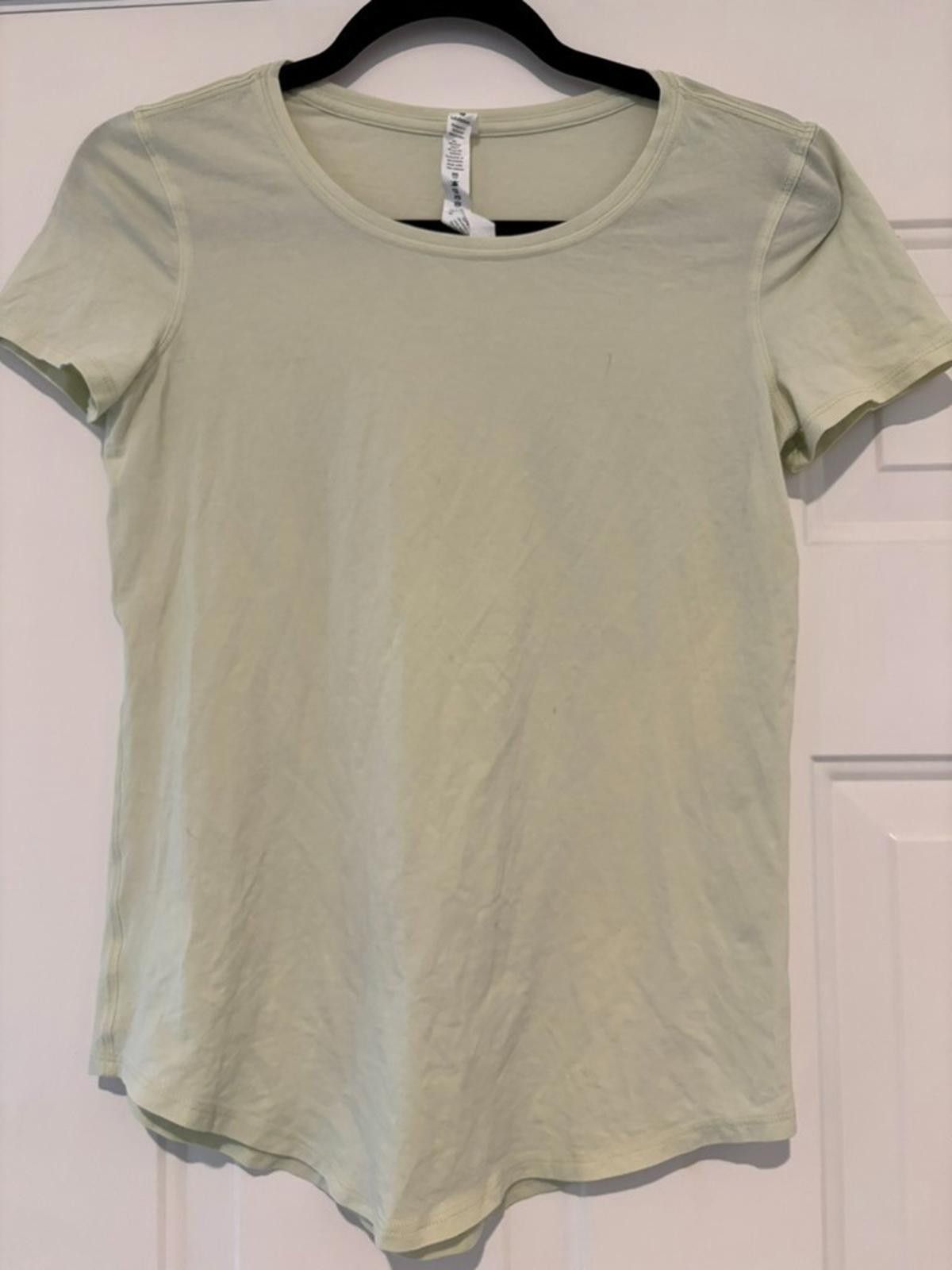Lululemon Womens sz 2 Lululemon light green t shirt #521 Size XS / US 0-2 / IT 36-38 - 1 Thumbnail