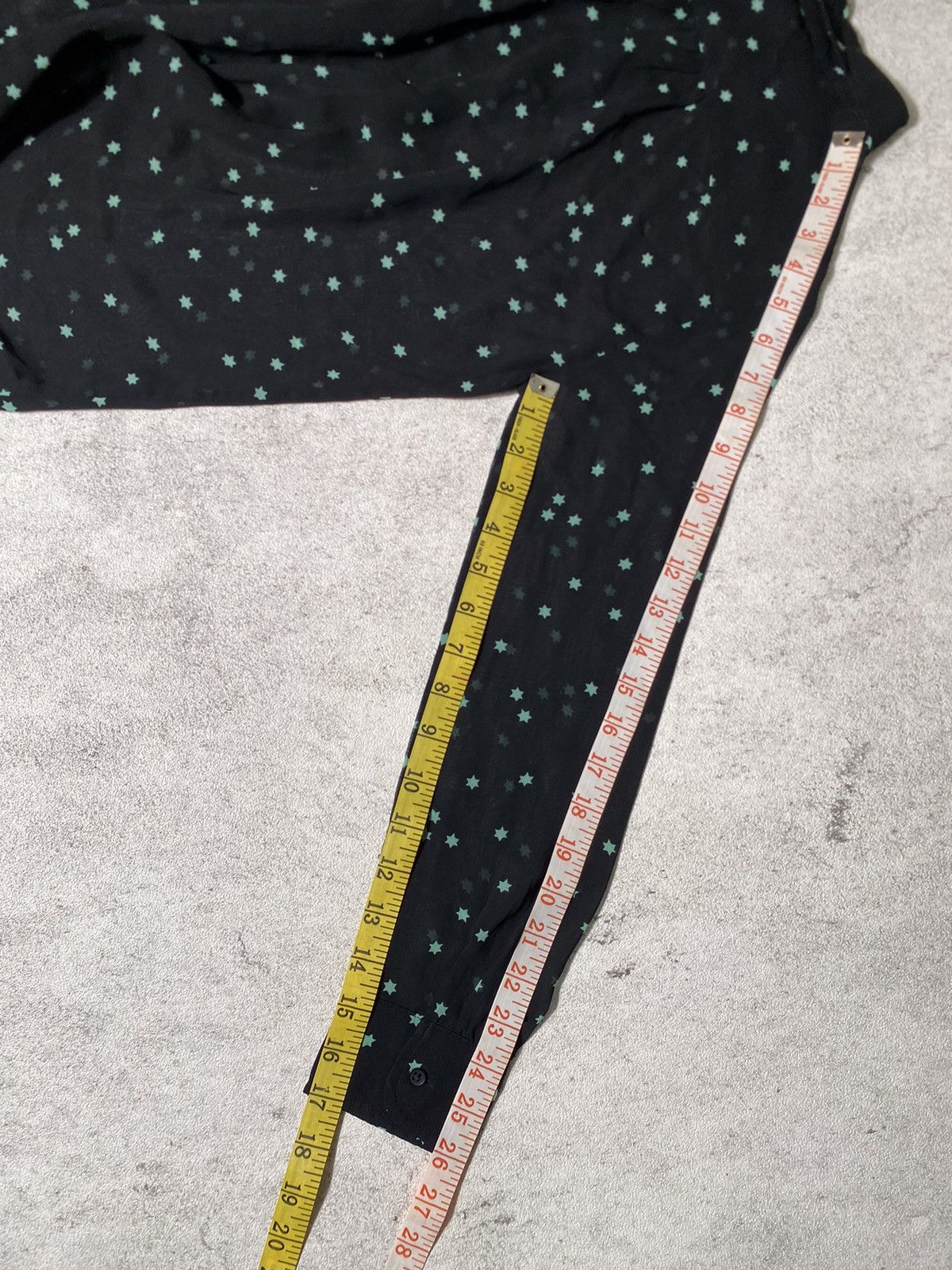 Uniqlo UNIQLO Button Ups A Sky Full Of Stars Size US S / EU 44-46 / 1 - 13 Thumbnail