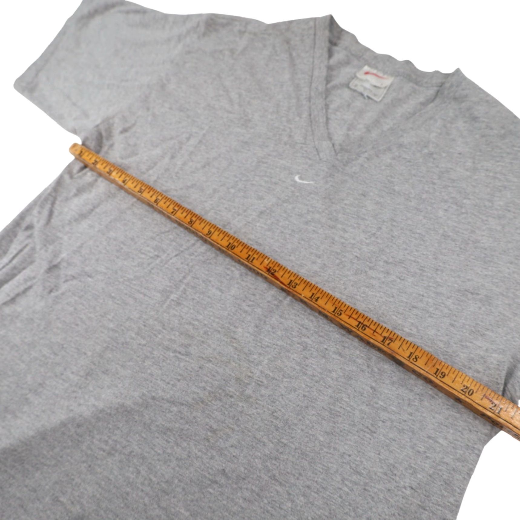 Nike VINTAGE Nike Mens Large Mini Swoosh V Neck T Shirt Gray Shirt Mens Large Gray 90s Size US L / EU 52-54 / 3 - 6 Thumbnail