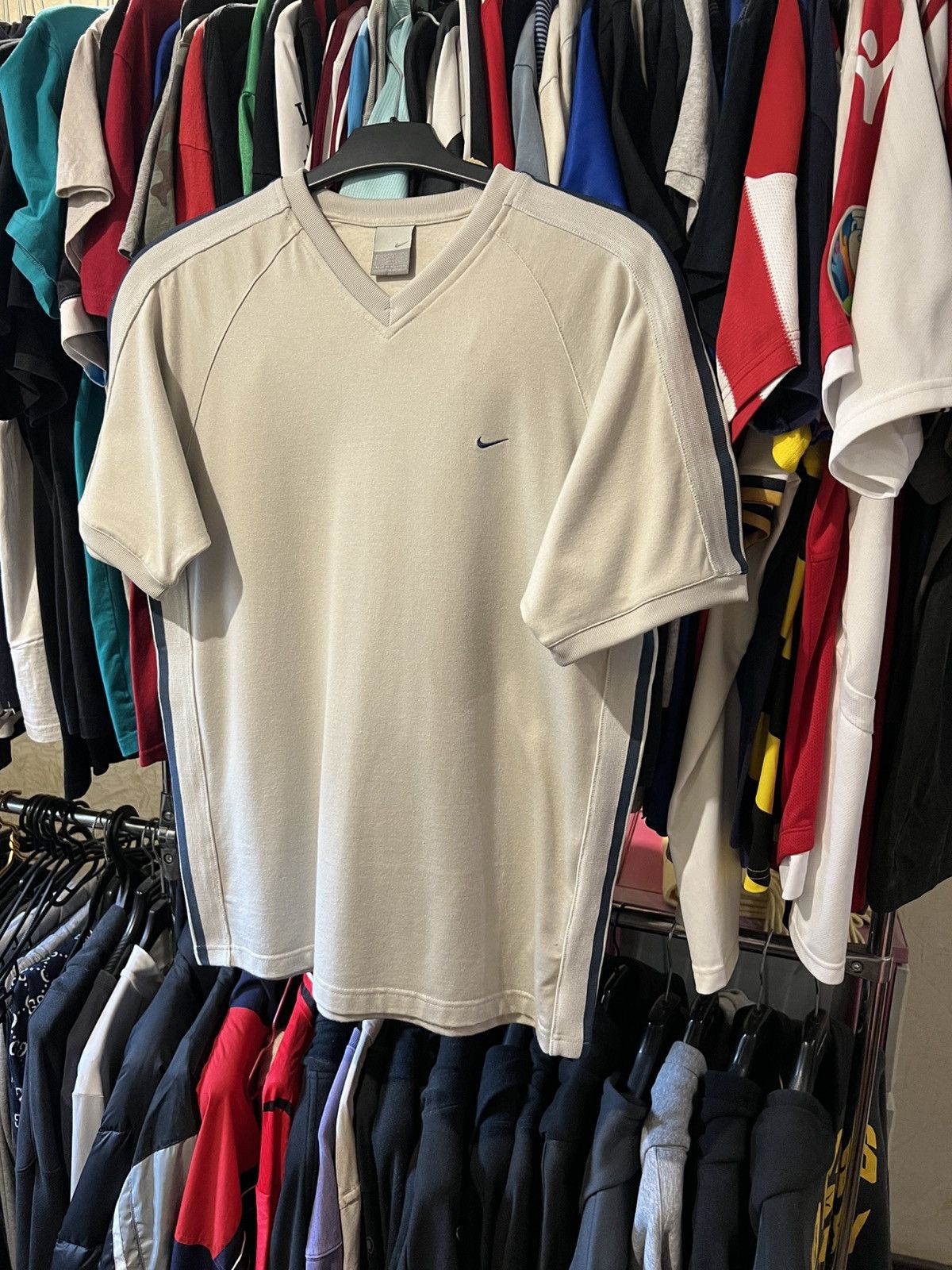 Nike 2002/2003 VINTAGE NIKE BEIGE V NECK HEAWY WEIGHT T SHIRT Size US L / EU 52-54 / 3 - 3 Thumbnail