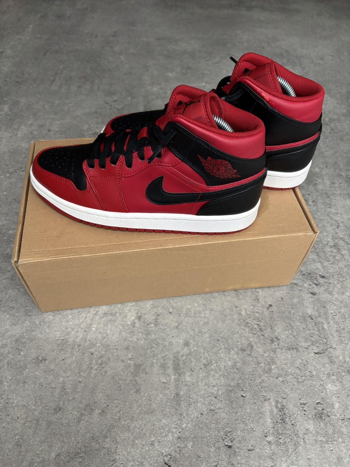 Jordan Brand Nike Air Jordan 1 Mid Reverse Bred Like New Streetwear Size US 7 / EU 40 - 3 Thumbnail