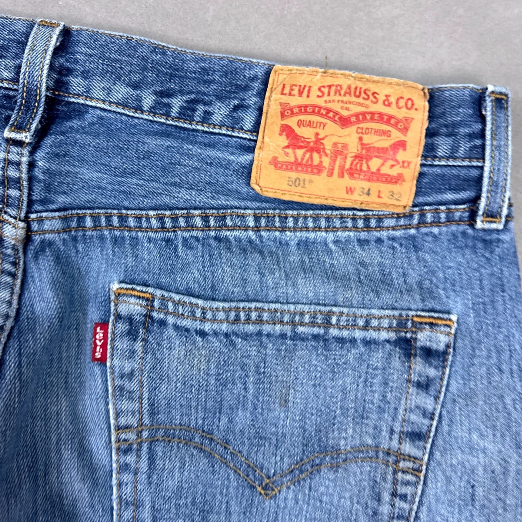 Levi's VINTAGE Levi's 501 Jeans Mens 34x32 Blue Distressed Button Fly Denim Pants Classic Straight Regular 34 Blue Mens Size US 34 / EU 50 - 6 Thumbnail