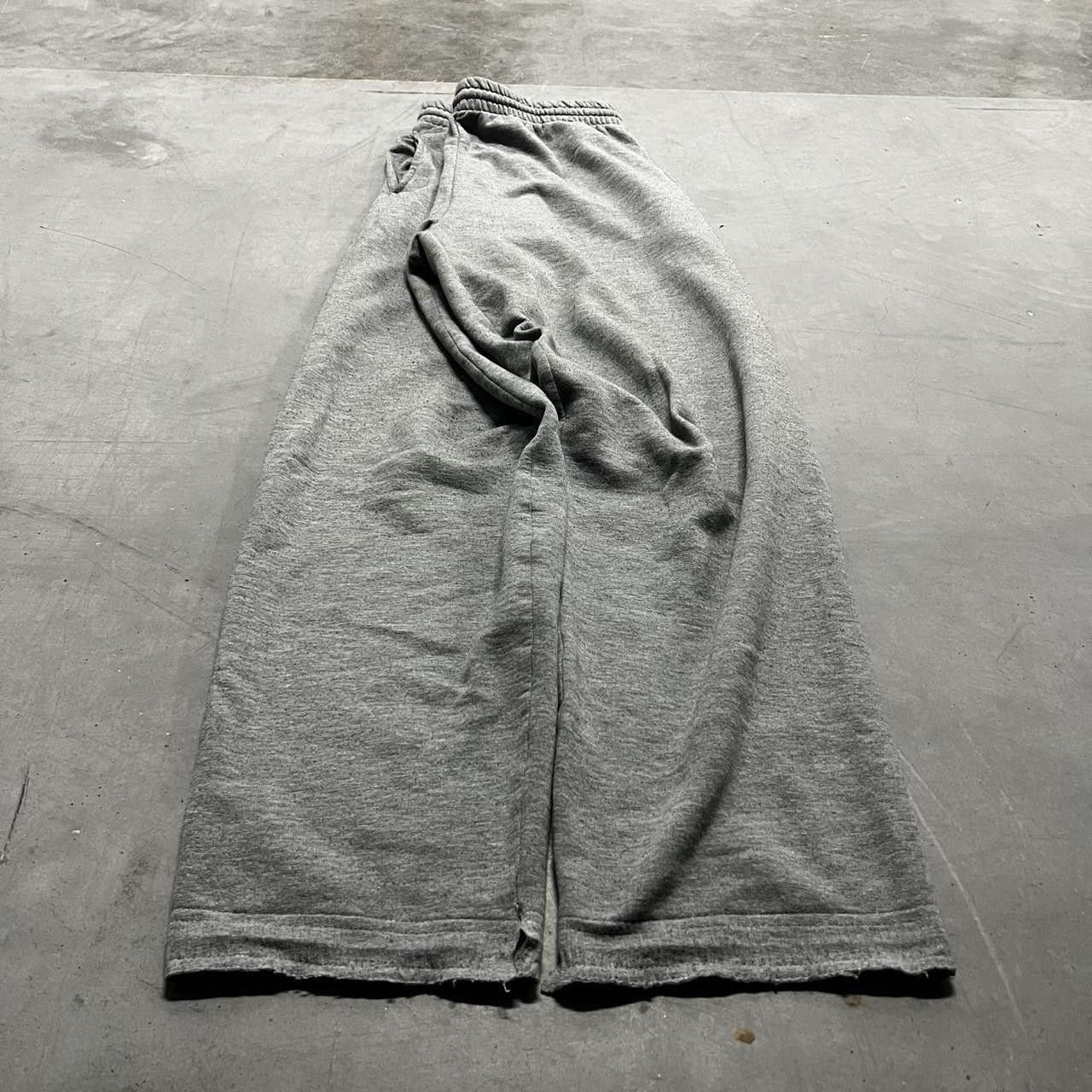 Vintage Crazy Vintage Y2K/2000s Baggy Fit grey Blank Sweatpants witth adjustable waistband and pockets! Size US 34 / EU 50 - 2 Thumbnail