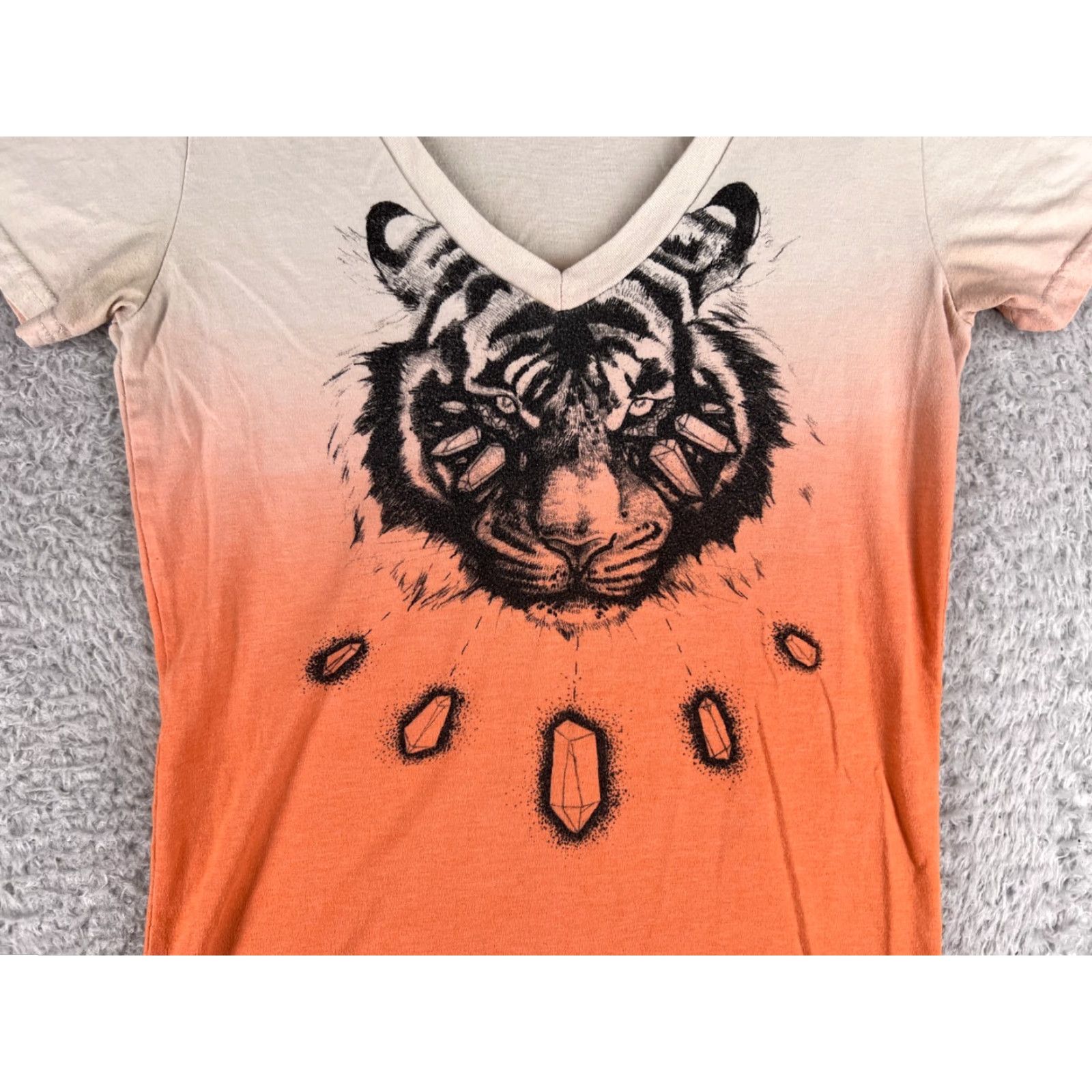 Burton VINTAGE Burton Shirt Womens Small Beige Orange Fade Bengal Tiger V-Neck Made in USA Size S / US 4 / IT 40 - 4 Thumbnail