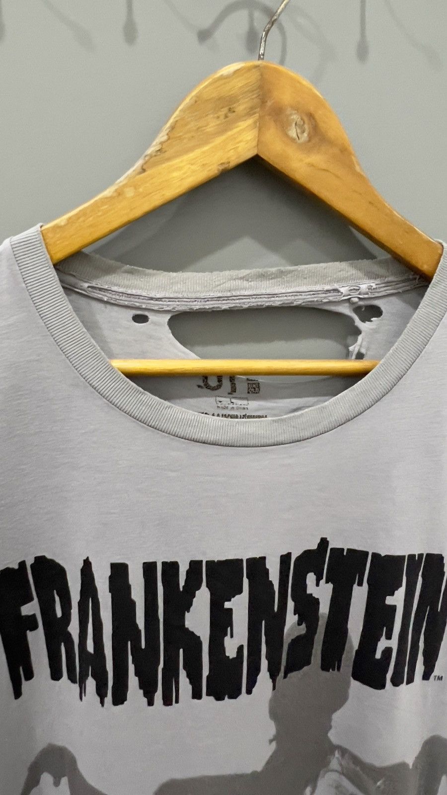 Uniqlo Tshirt Frankenstein Uniqlo Size US L / EU 52-54 / 3 - 6 Thumbnail
