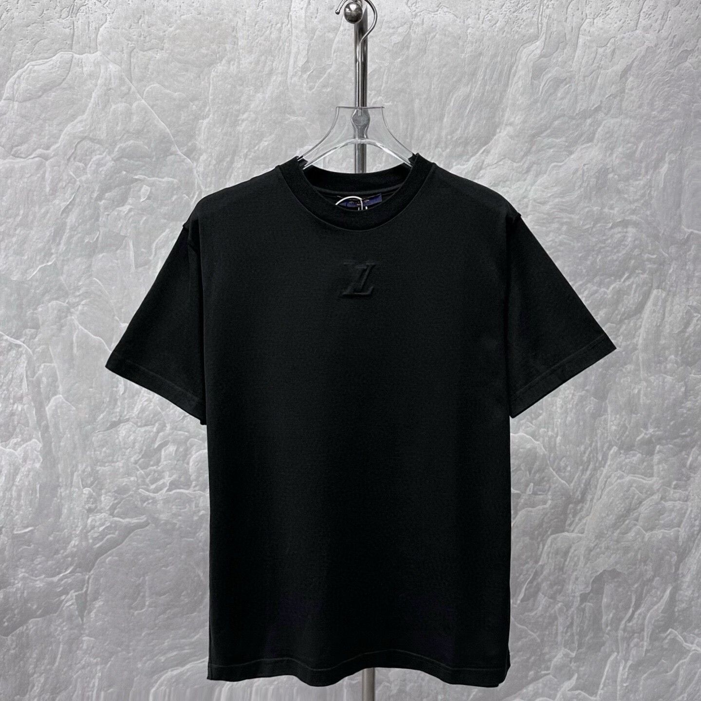 Louis Vuitton louis vuitton black embossed short sleeve t-shirt Size US XL / EU 56 / 4 - 1 Thumbnail