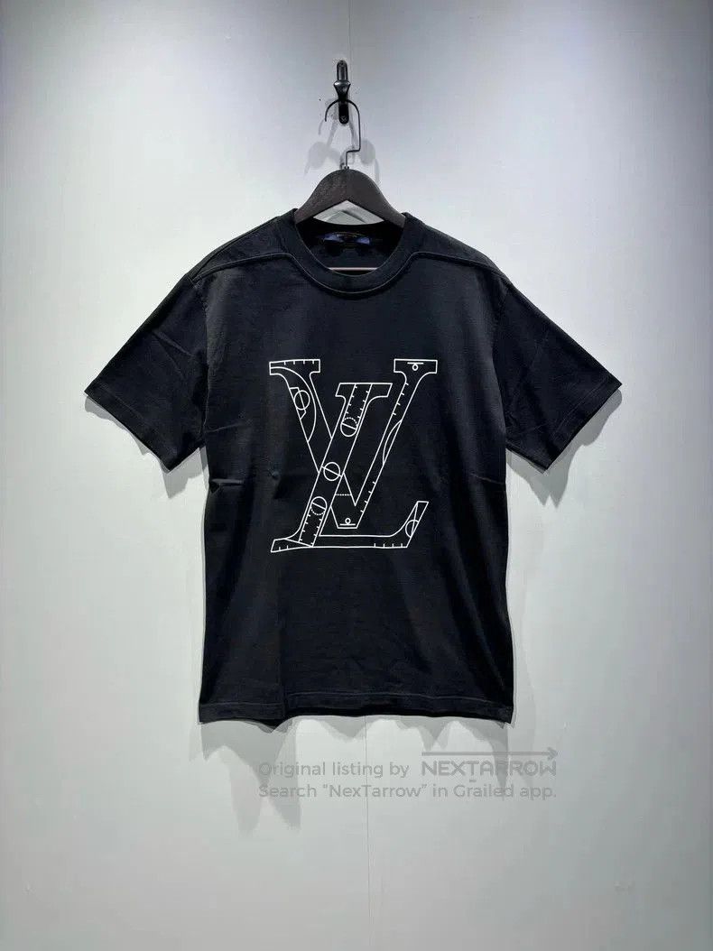 Louis Vuitton LV NBA Co-Branded Logo Print Crewneck Short-Sleeve T-Shirt. Size US L / EU 52-54 / 3 - 1 Thumbnail