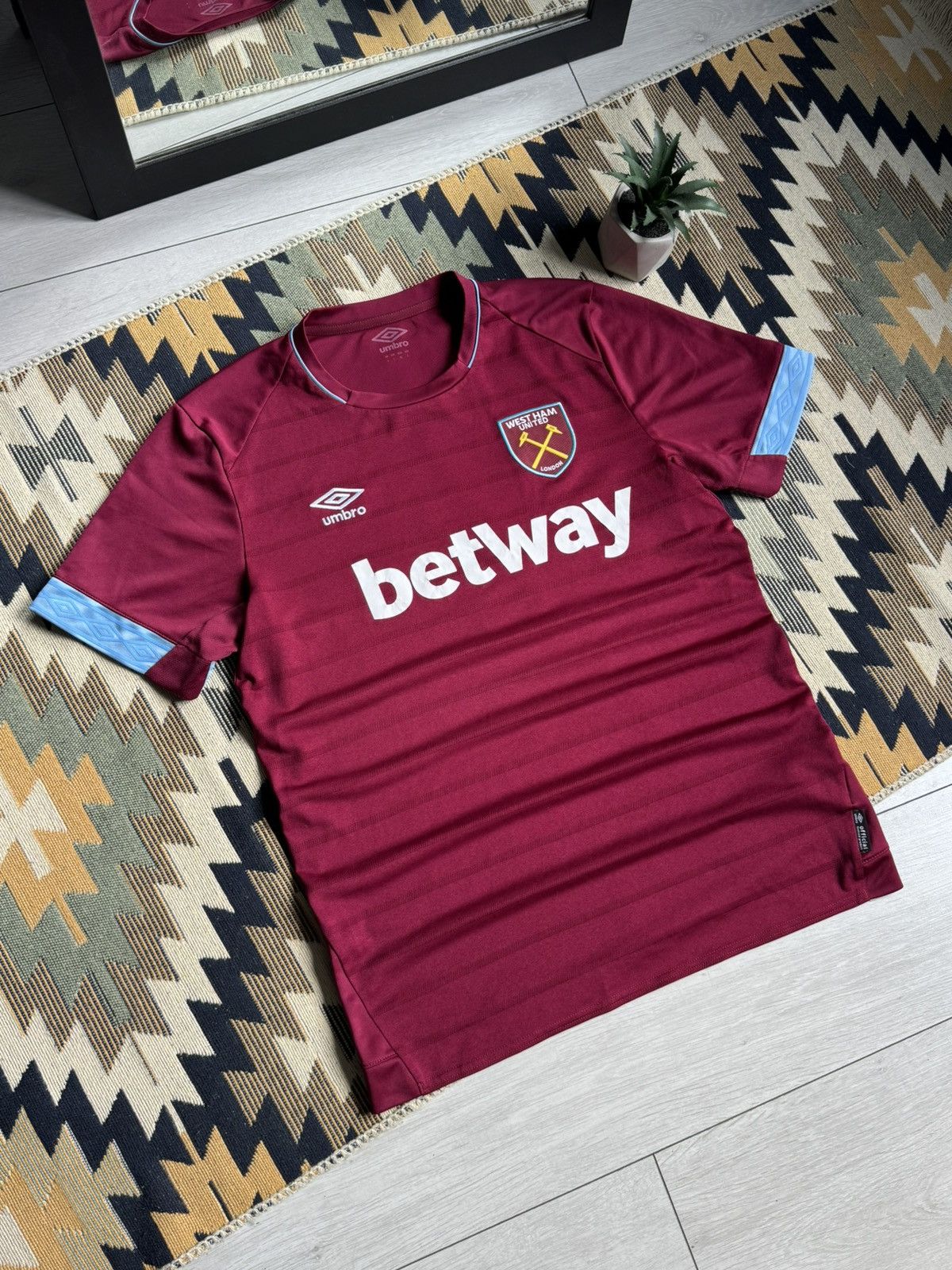 Umbro Vintage Umbro West Ham United Betway 2018/19 Soccer Jersey Size US L / EU 52-54 / 3 - 2 Thumbnail