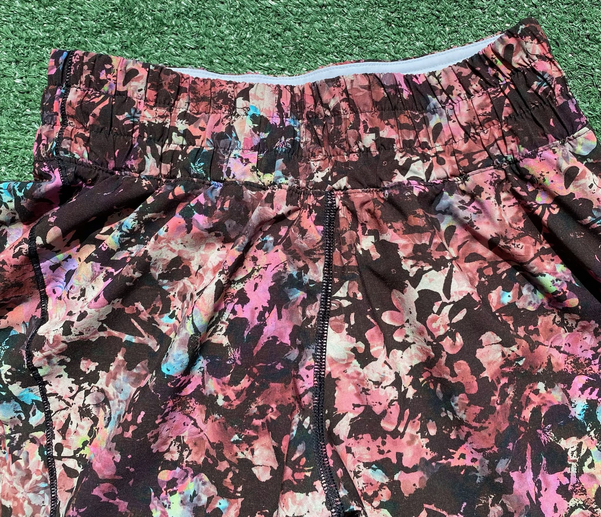 Lululemon Lululemon Track That Floral Stencil Blossom Lined Shorts 4 Size 27" / US 4 / IT 40 - 2 Thumbnail