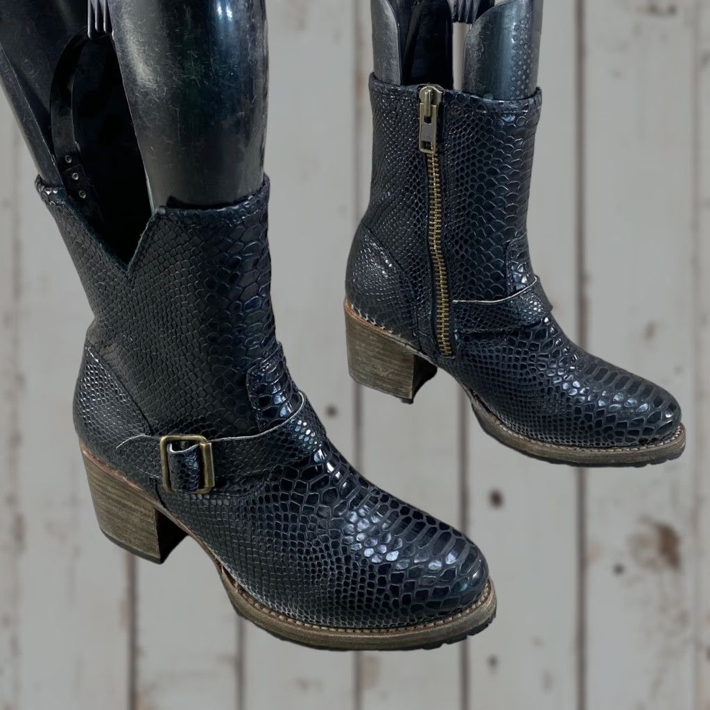 FREEBIRD VINTAGE Freebird Steven Carlito Ankle Boots Womens 9 Black Embossed Snakeskin Leather Boots Size US 9 / IT 39 - 1 Thumbnail