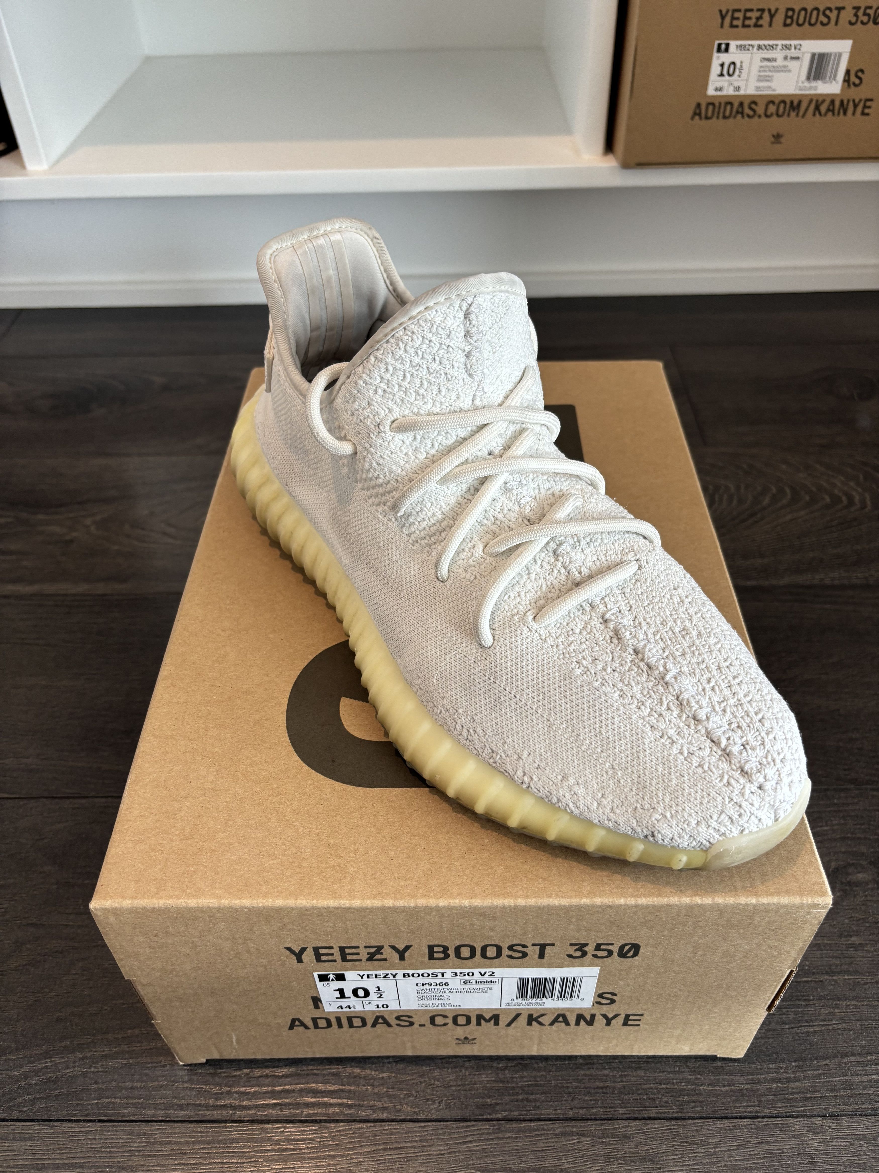 Yeezy Yeezy Boost 350 V2 Triple White Size US 10.5 / EU 43-44 - 7 Thumbnail