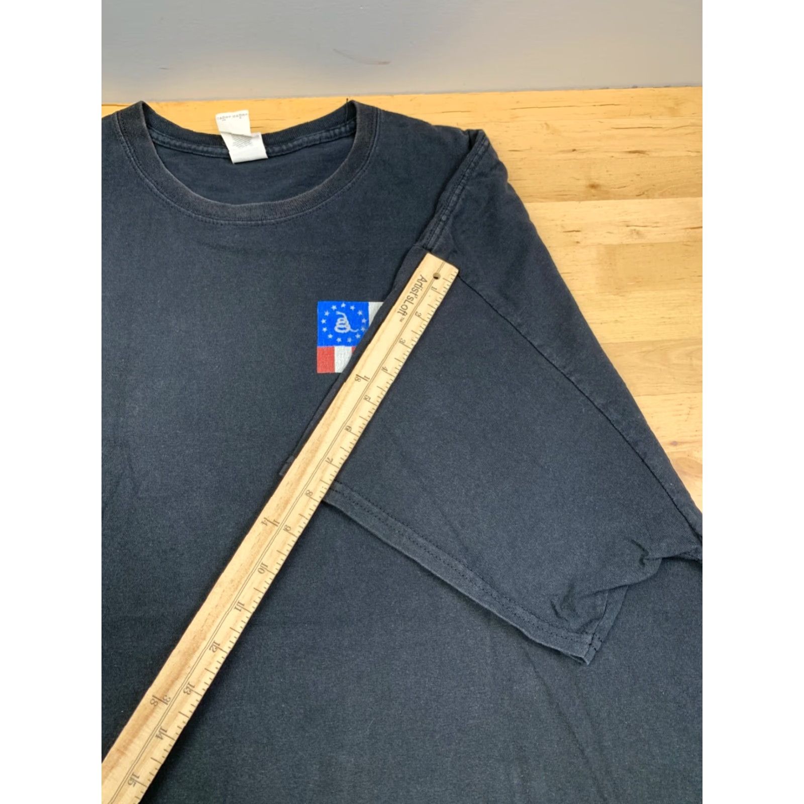 Gildan United States of America A History of Defiance Flag Shirt Mens 2XL Black Size US XXL / EU 58 / 5 - 7 Thumbnail