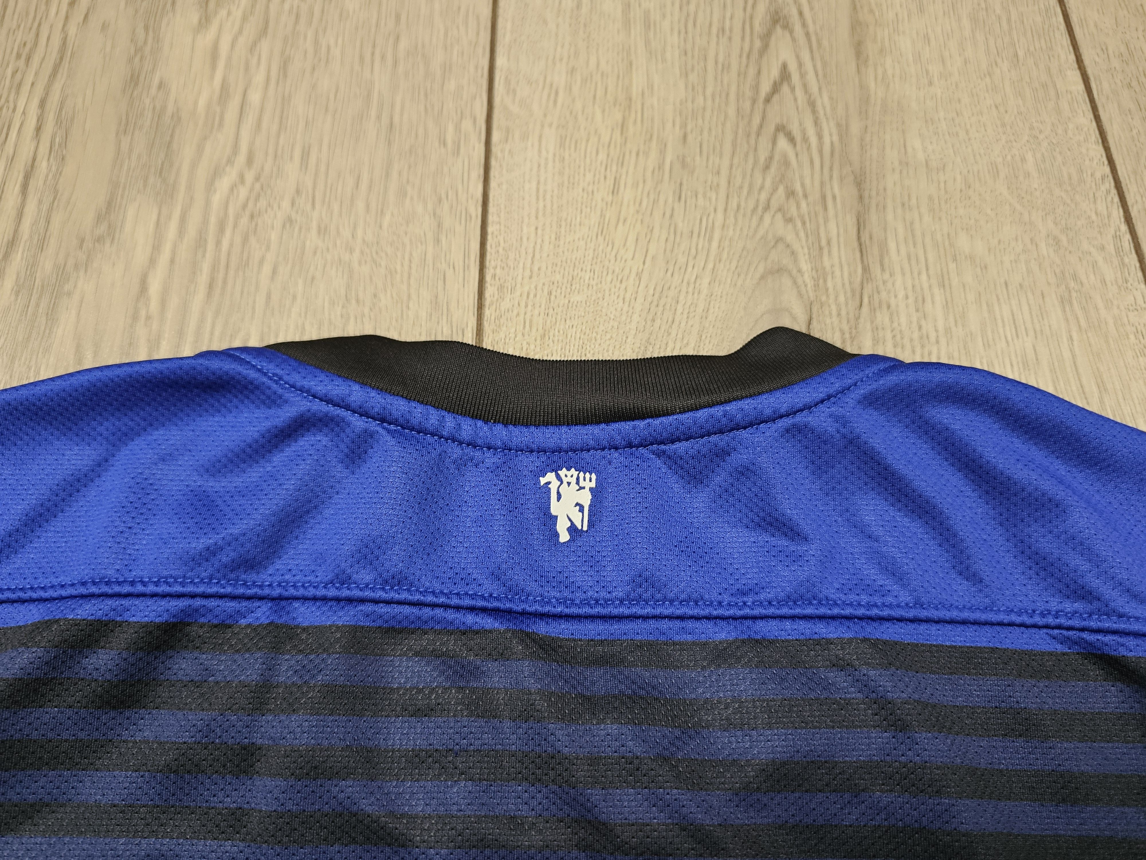 Nike MANCHESTER UNITED 2011 2012 AWAY FOOTBALL SOCCER JERSEY Size US M / EU 48-50 / 2 - 6 Thumbnail