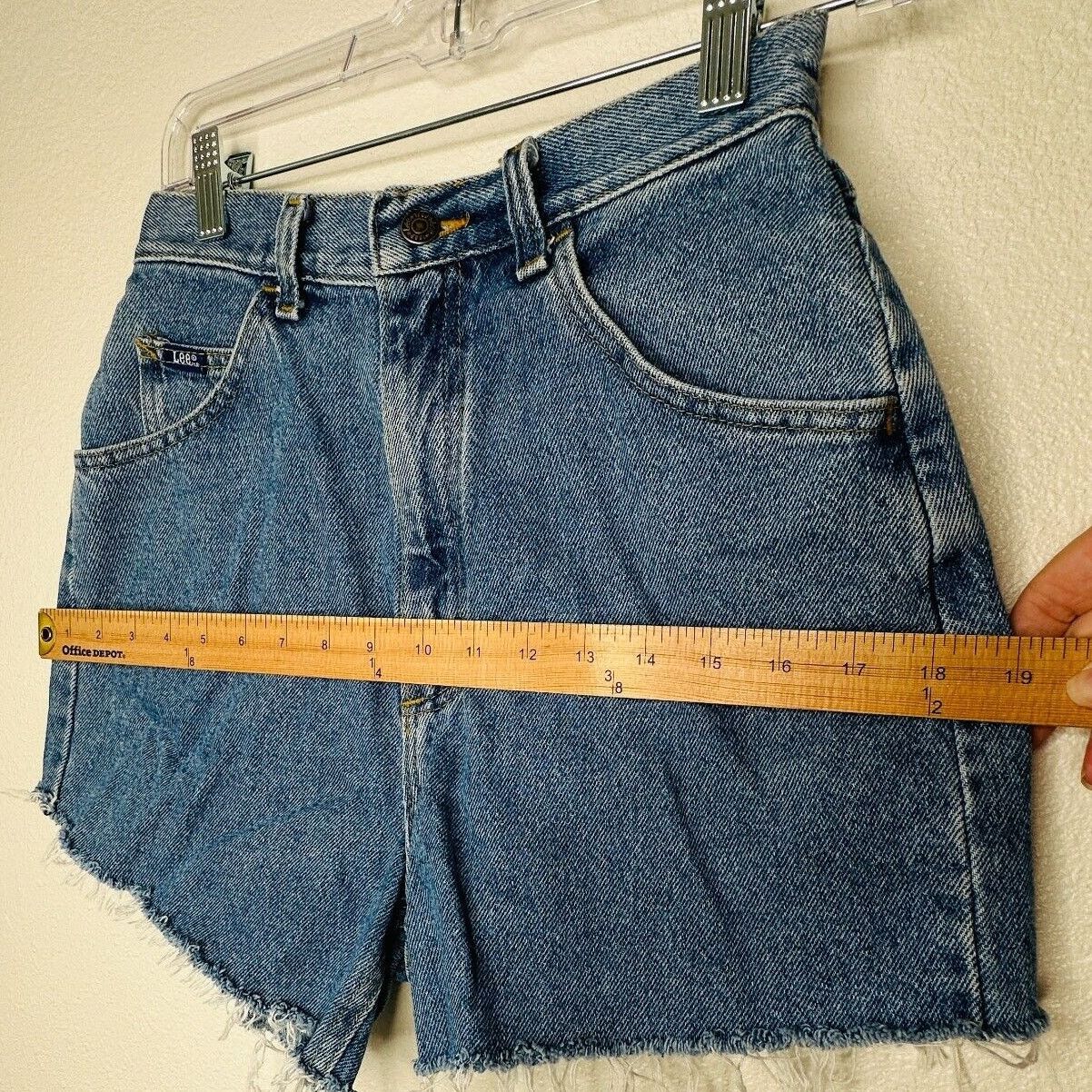 Lee Lee Blue Wash High Waist Raw Hem High Rise Jean Shorts 10 Size 32" / US 10 / IT 46 - 14 Thumbnail