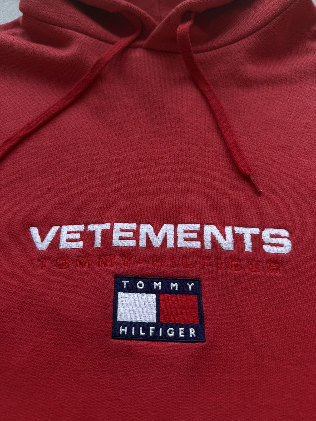Tommy Hilfiger × Vetements Vetements X Tommy Hilfiger Red Oversize M Size Cotton Hoodie Pullover Sweatshirt Size US M / EU 48-50 / 2 - 7 Thumbnail