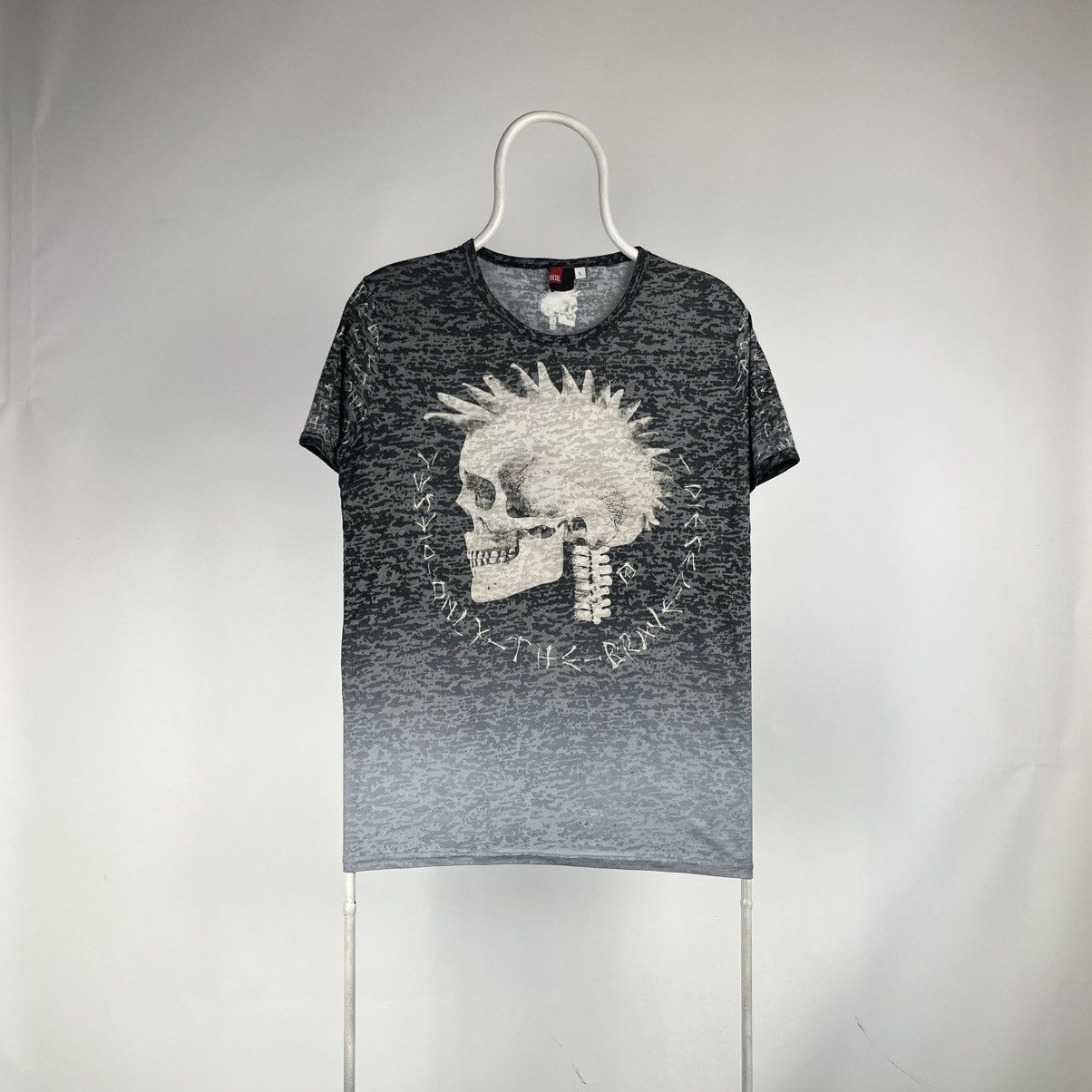Diesel Vintage Diesel punk skulls tshirt y2k size Large Size US L / EU 52-54 / 3 - 1 Thumbnail