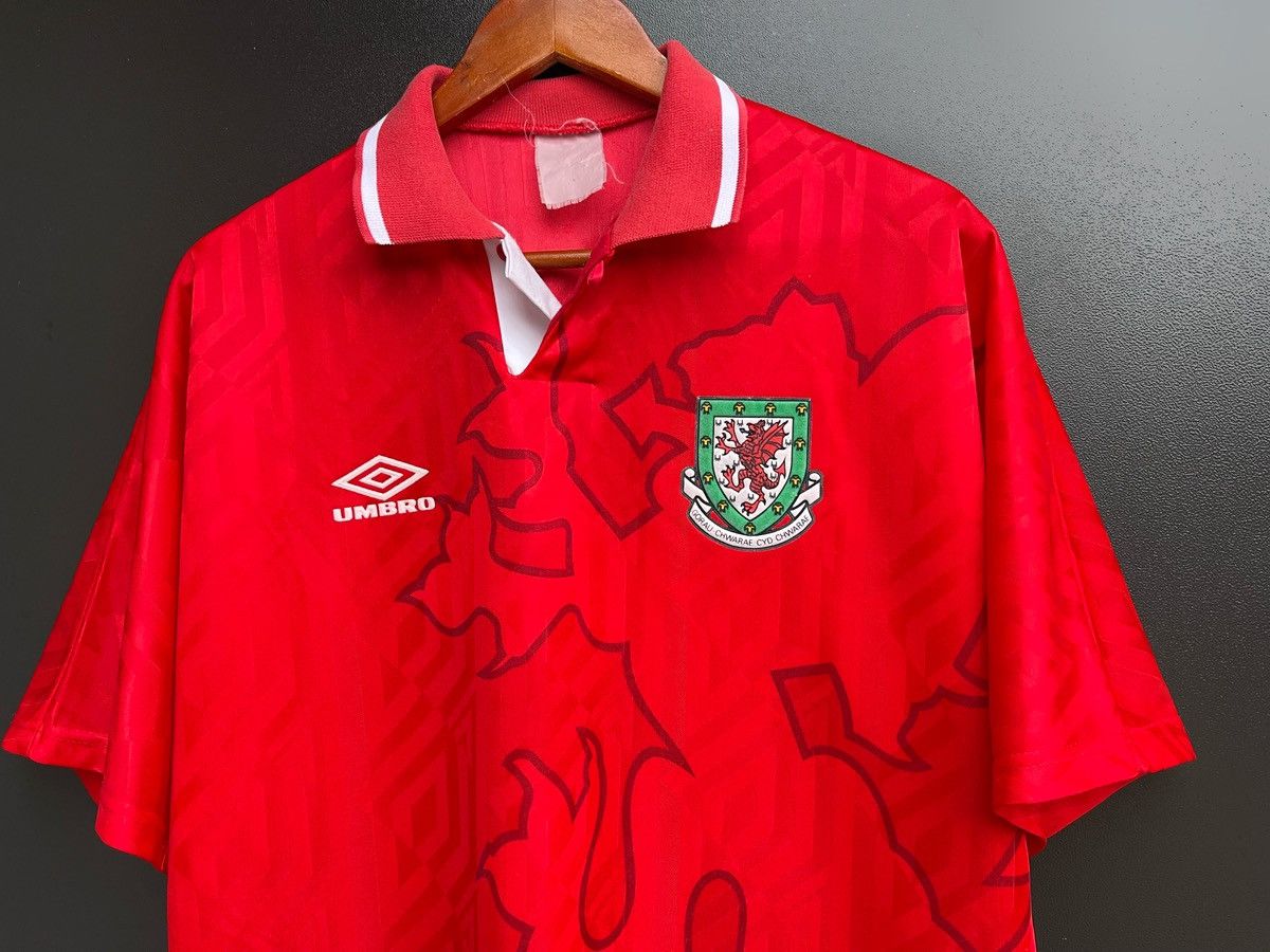 Umbro Wales Umbro 1992 Football Shirt Red Dragon Welsh National Size US L / EU 52-54 / 3 - 3 Thumbnail