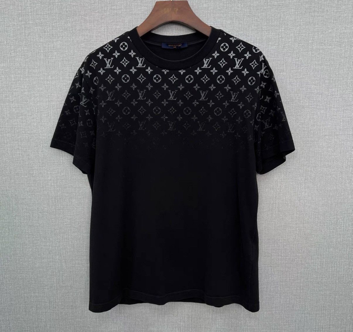 Louis Vuitton LV Gradient Monogram All-Over Print Logo T-Shirt Size US L / EU 52-54 / 3 - 1 Thumbnail