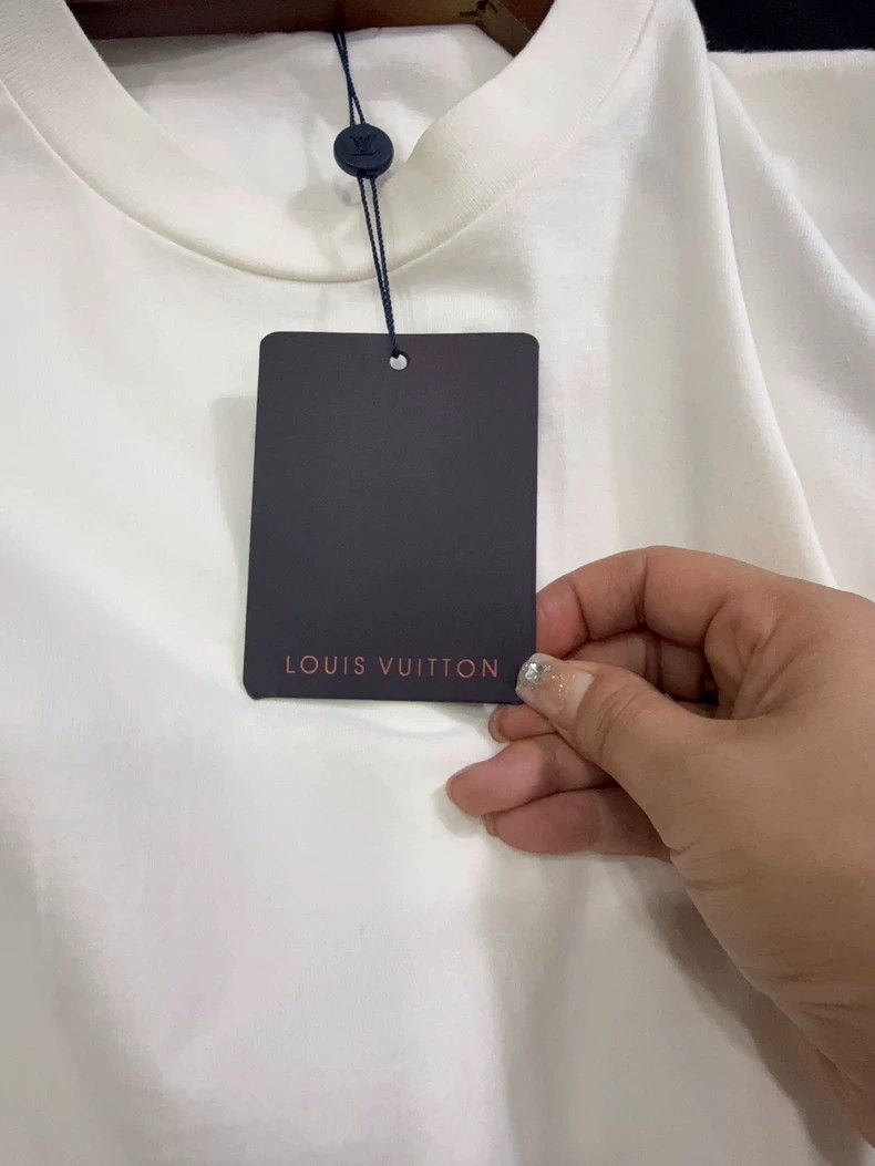 Louis Vuitton Louis Vuitton White Embossed Short Sleeve T-shirt Size US S / EU 44-46 / 1 - 5 Thumbnail