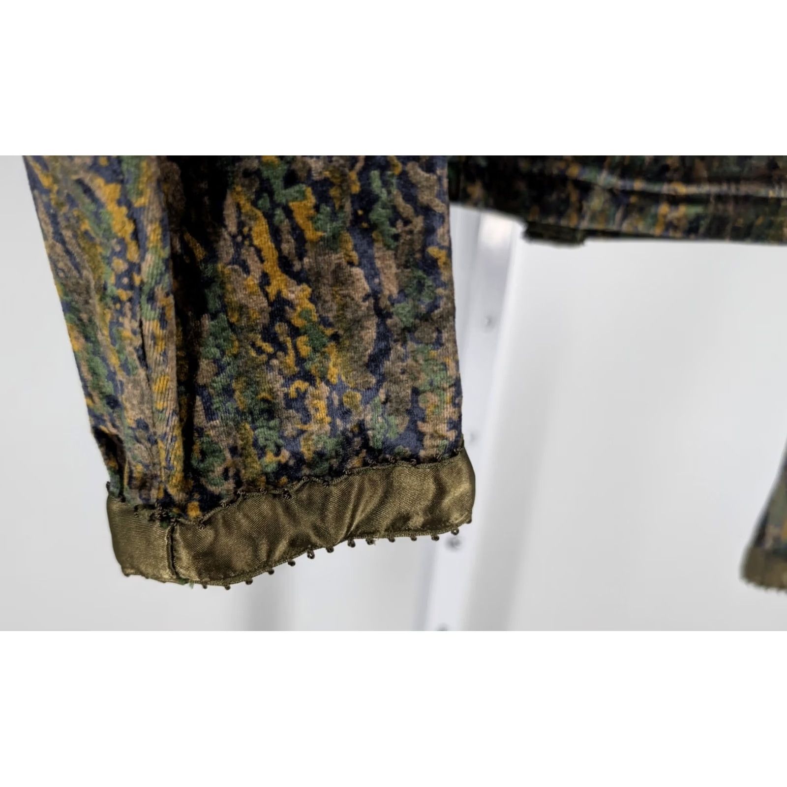 Velvet VINTAGE Voyage Jacket 90s Cropped Velvet Abstract Camouflage Print Green Bergdorf Goodman Collection Womens Size 1 Long Sleeve Bells Size XS / US 0-2 / IT 36-38 - 5 Thumbnail