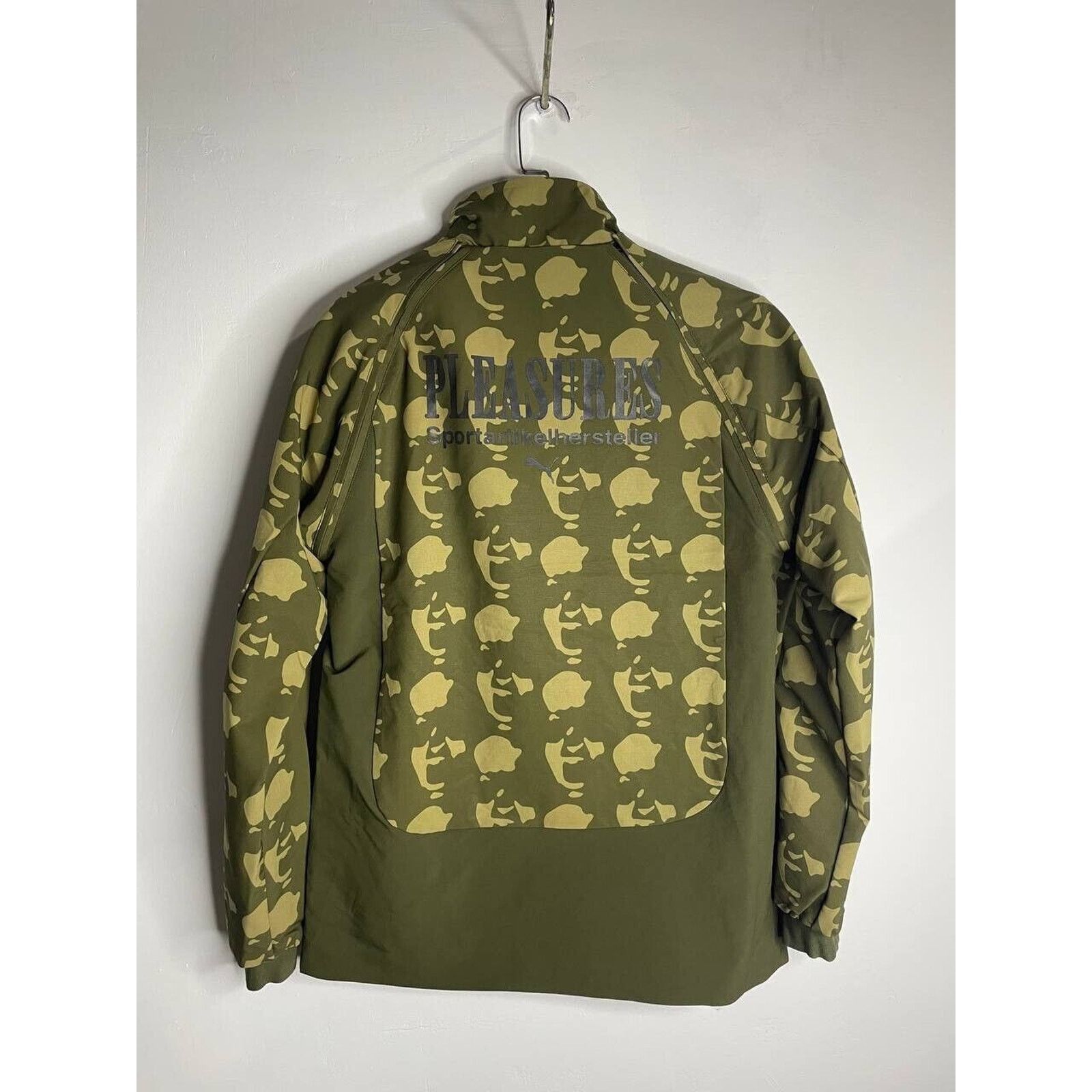 Pleasures × Puma PUMA Pleasures Jacket Camo Print Olive Green Lightweight XS Size XS / US 0-2 / IT 36-38 - 2 Thumbnail