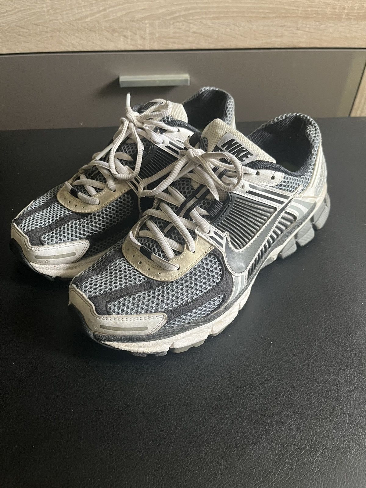Nike NIKE Vomero 5 Size US 7 / EU 40 - 1 Thumbnail