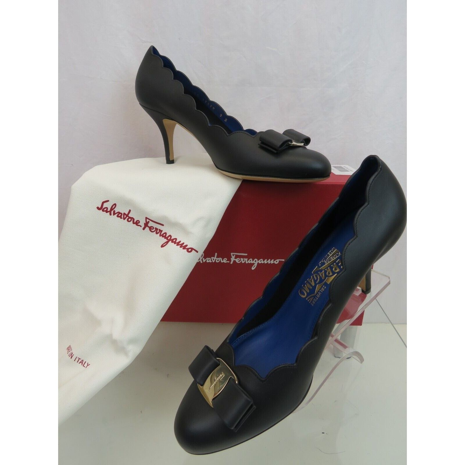 CARLA SHELL BLACK LEATHER GOLD LOGO VARA BOW LOW PUMPS 9.5 B