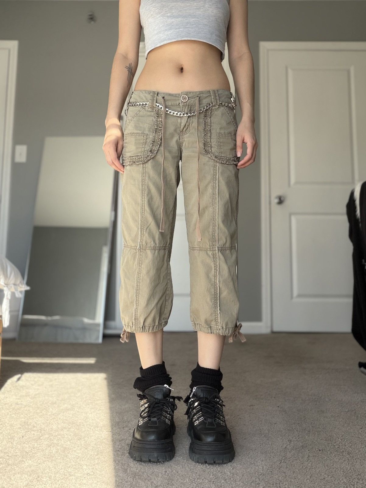Other Y2K Delia’s Khaki Cargo Capri Pants w/ Ruffle Pocket Detail Size 30" / US 8 / IT 44 - 3 Thumbnail