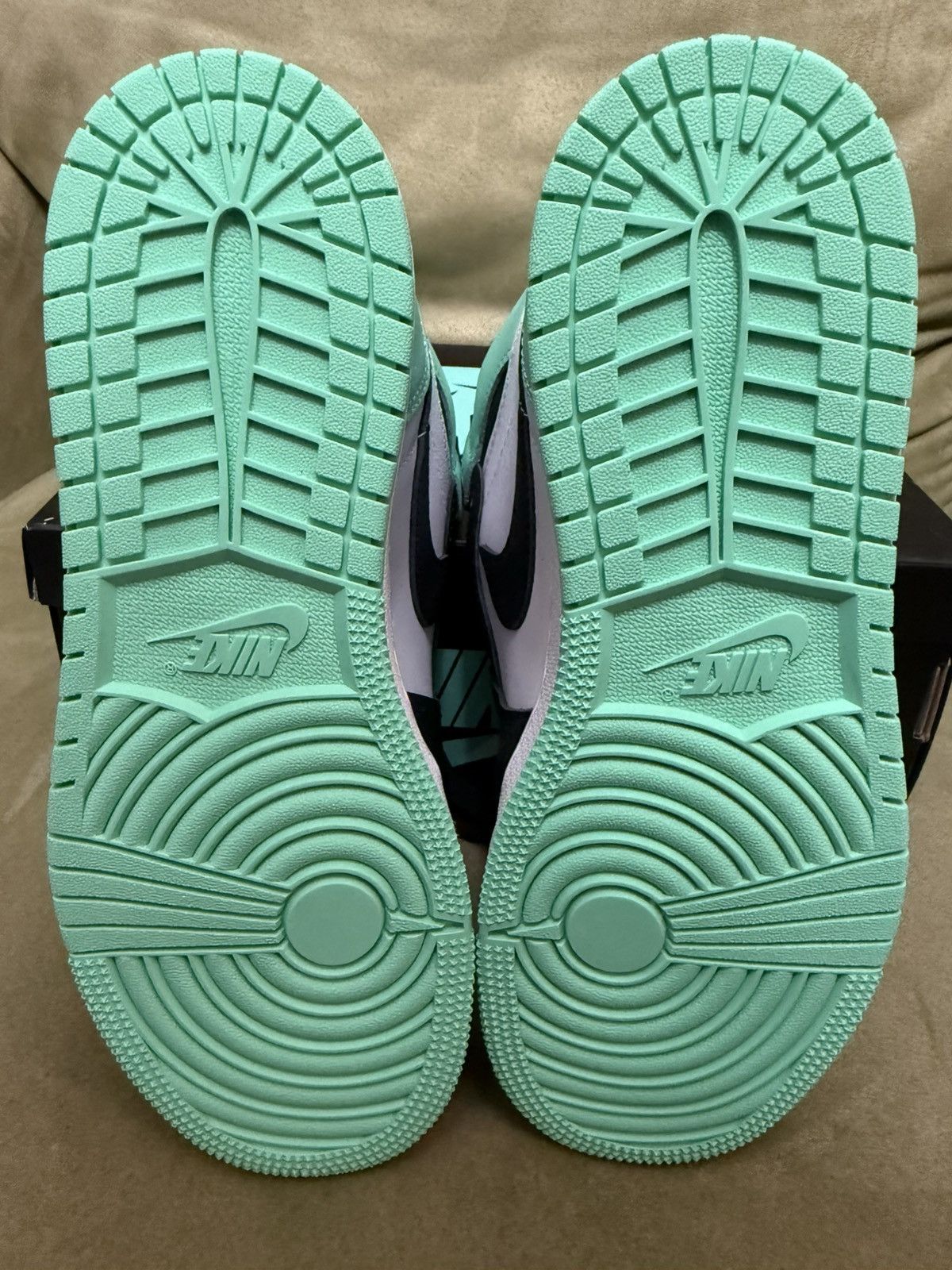 Jordan Brand Nike Jordan 1 “Green Glow” Hi, New in Box Xtra Laces 6.5y 8w Size US 6.5 / EU 39-40 - 21 Thumbnail