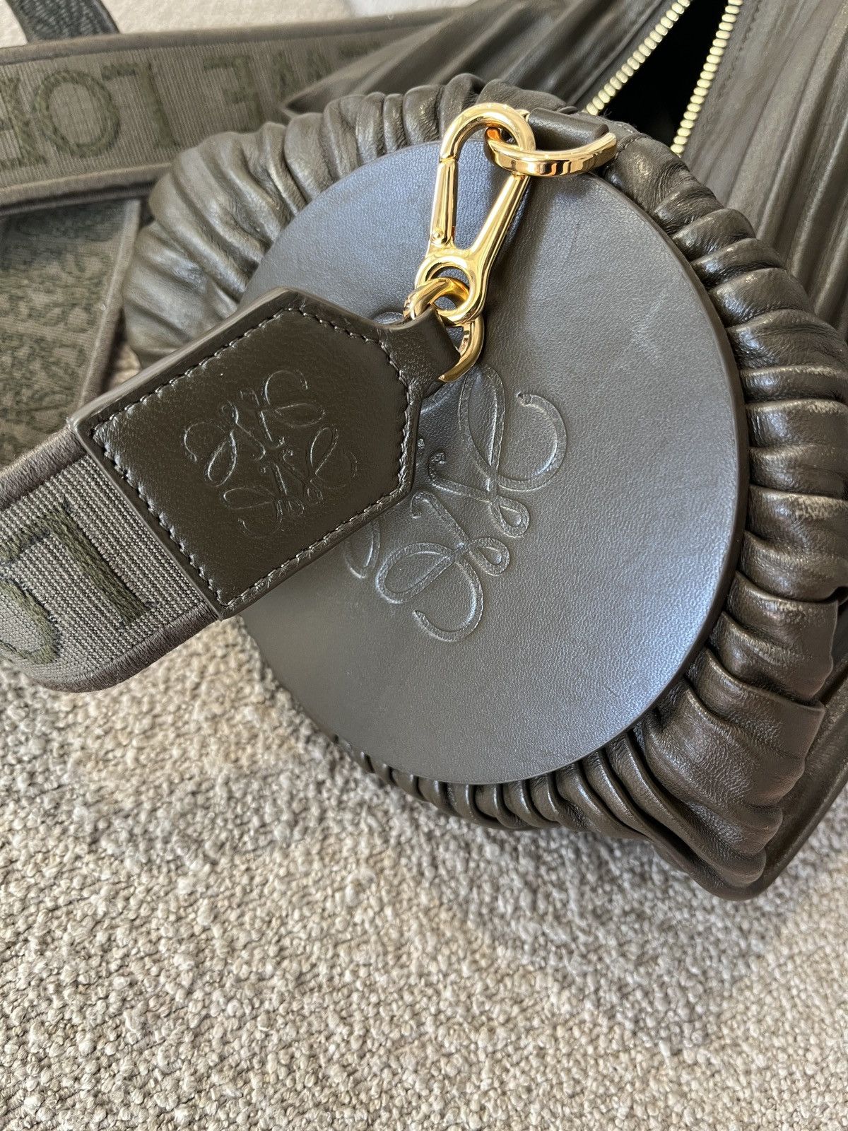 Loewe Loewe XL pleated lambskin “Bracelet” pouch Size ONE SIZE - 4 Thumbnail